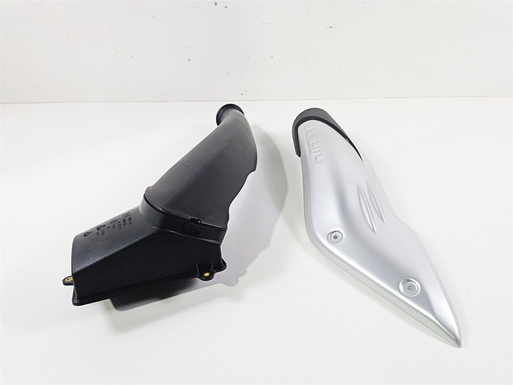 2023 BMW R nineT Scrambler K23 Air Inlet Snorkel Cover & Tube 46638546494 {{ shop.shopifyCountryName }} - Mototech271