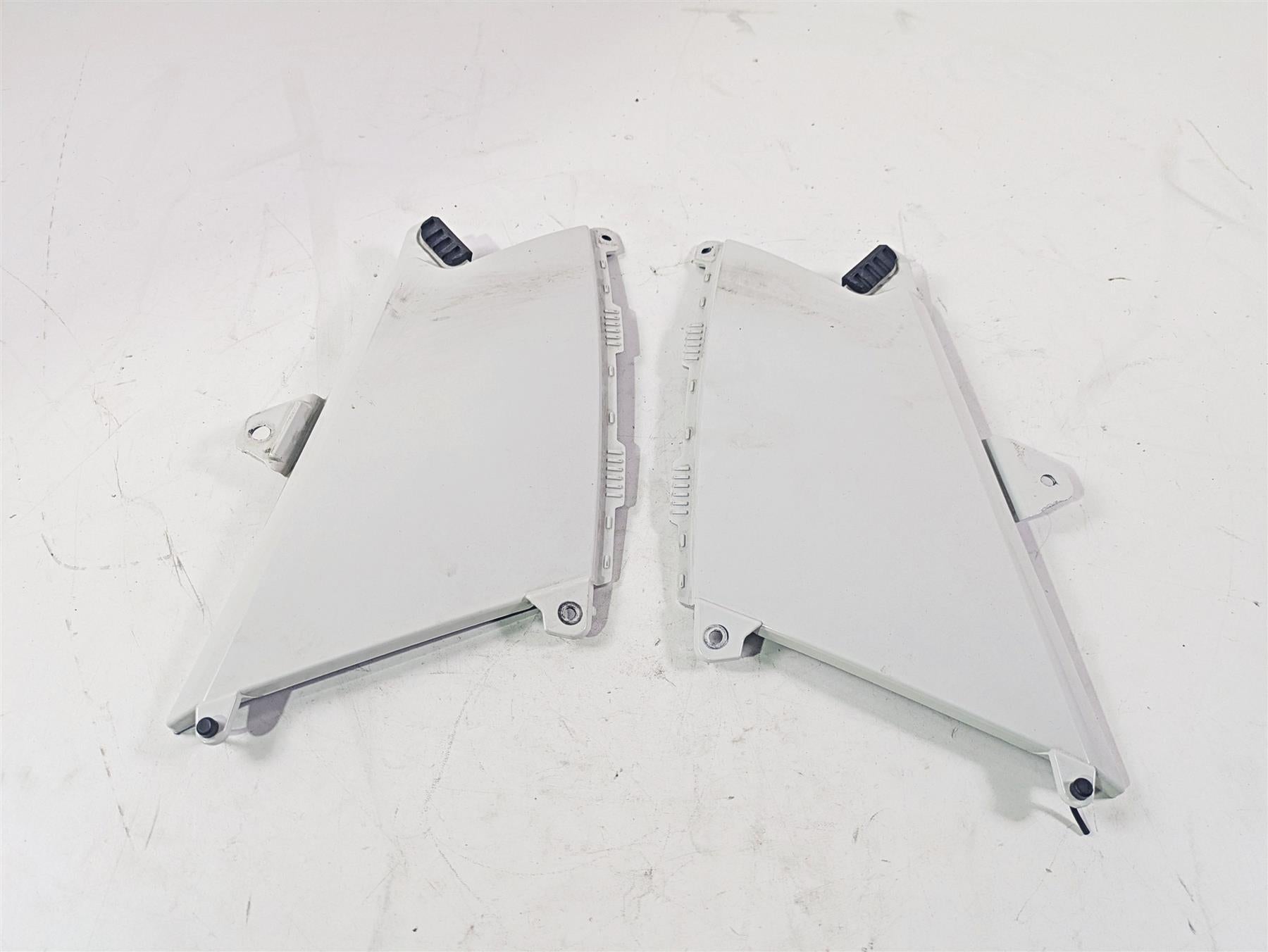 2010 BMW R1200GS K25 Under Tank Knee Cover Set Alpinweiss 46637726781 {{ shop.shopifyCountryName }} - Mototech271