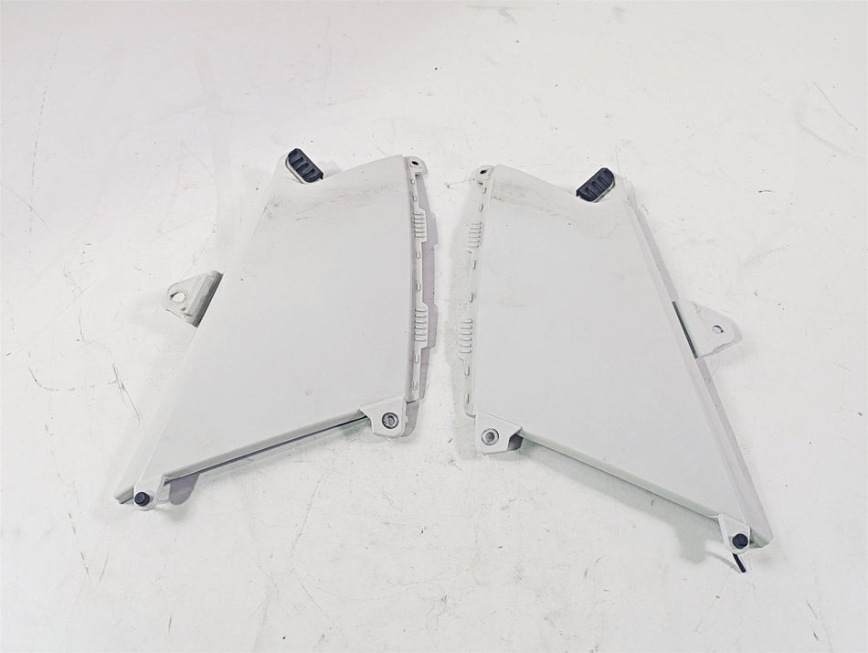 2010 BMW R1200GS K25 Under Tank Knee Cover Set Alpinweiss 46637726781 {{ shop.shopifyCountryName }} - Mototech271