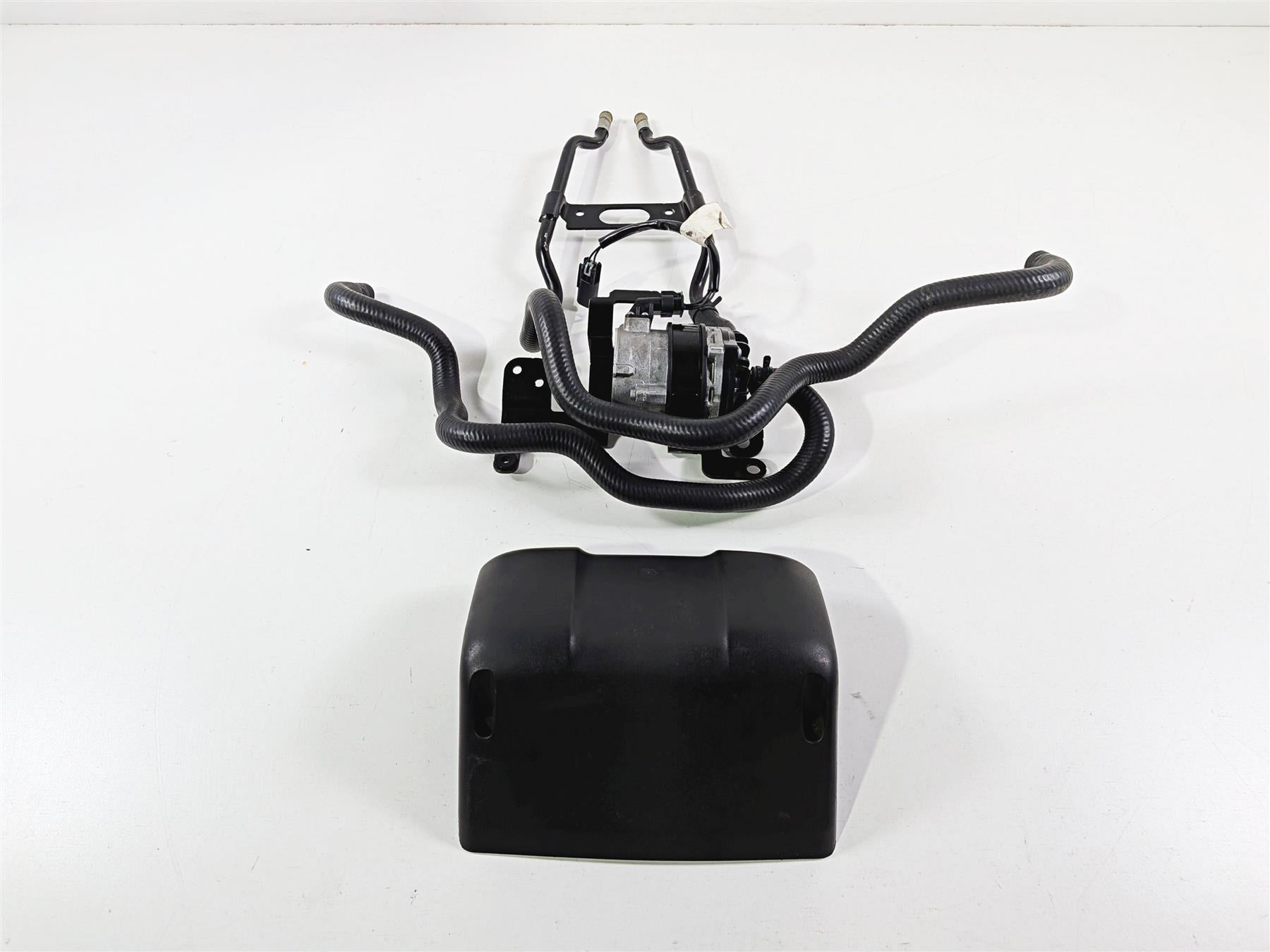 2014 Harley Touring FLHTK Electra Glide Water Pump & Mount & Cover 26600050A-Mototech271