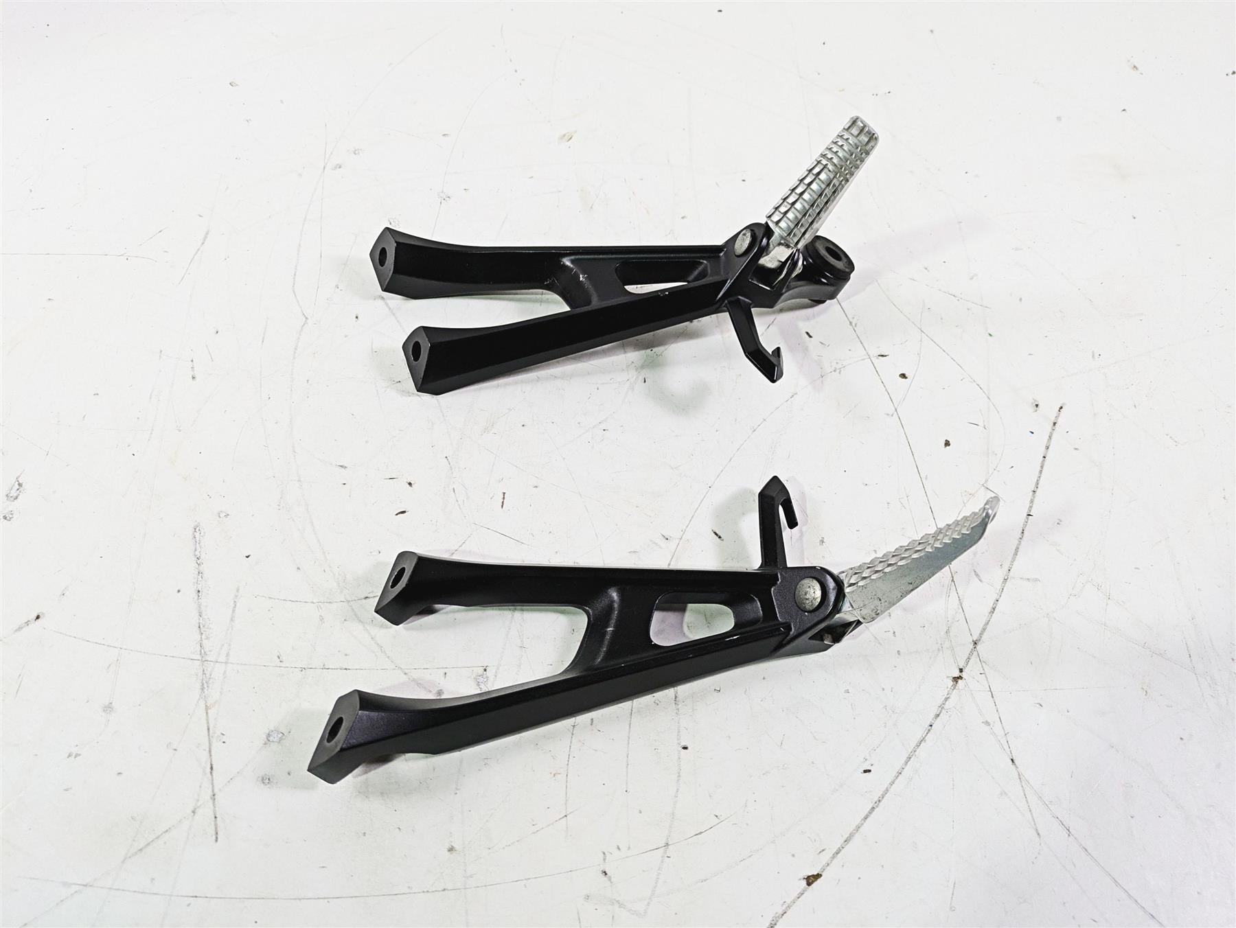2016 Suzuki GSXR1000 Rear Passenger Foot Peg Set 43600-47H40 43611-37H10 {{ shop.shopifyCountryName }} - Mototech271