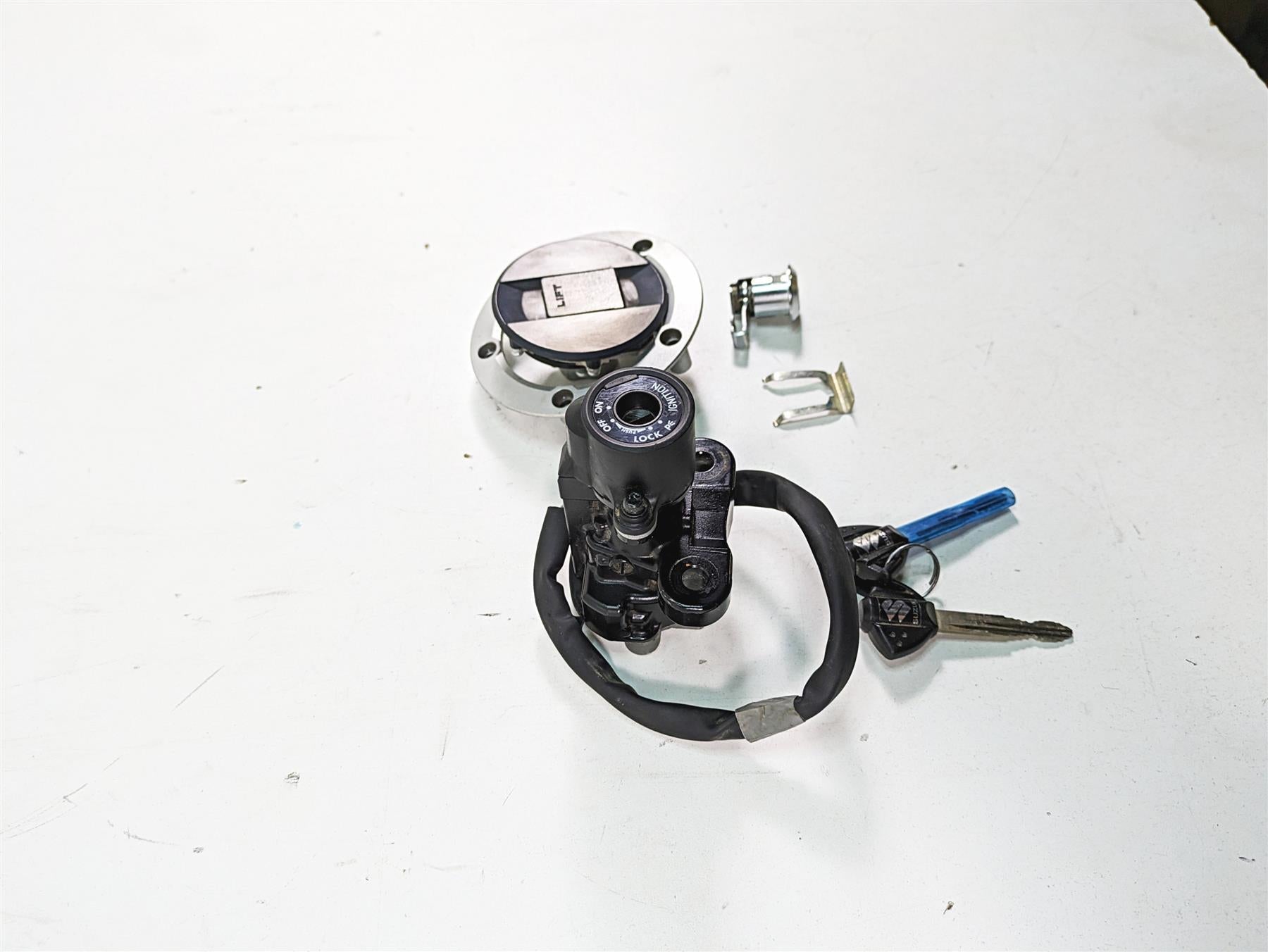 2022 Suzuki GSXR 750 Ignition Switch Key Seat Lock Gas Cap Set 37100-41G11 {{ shop.shopifyCountryName }} - Mototech271