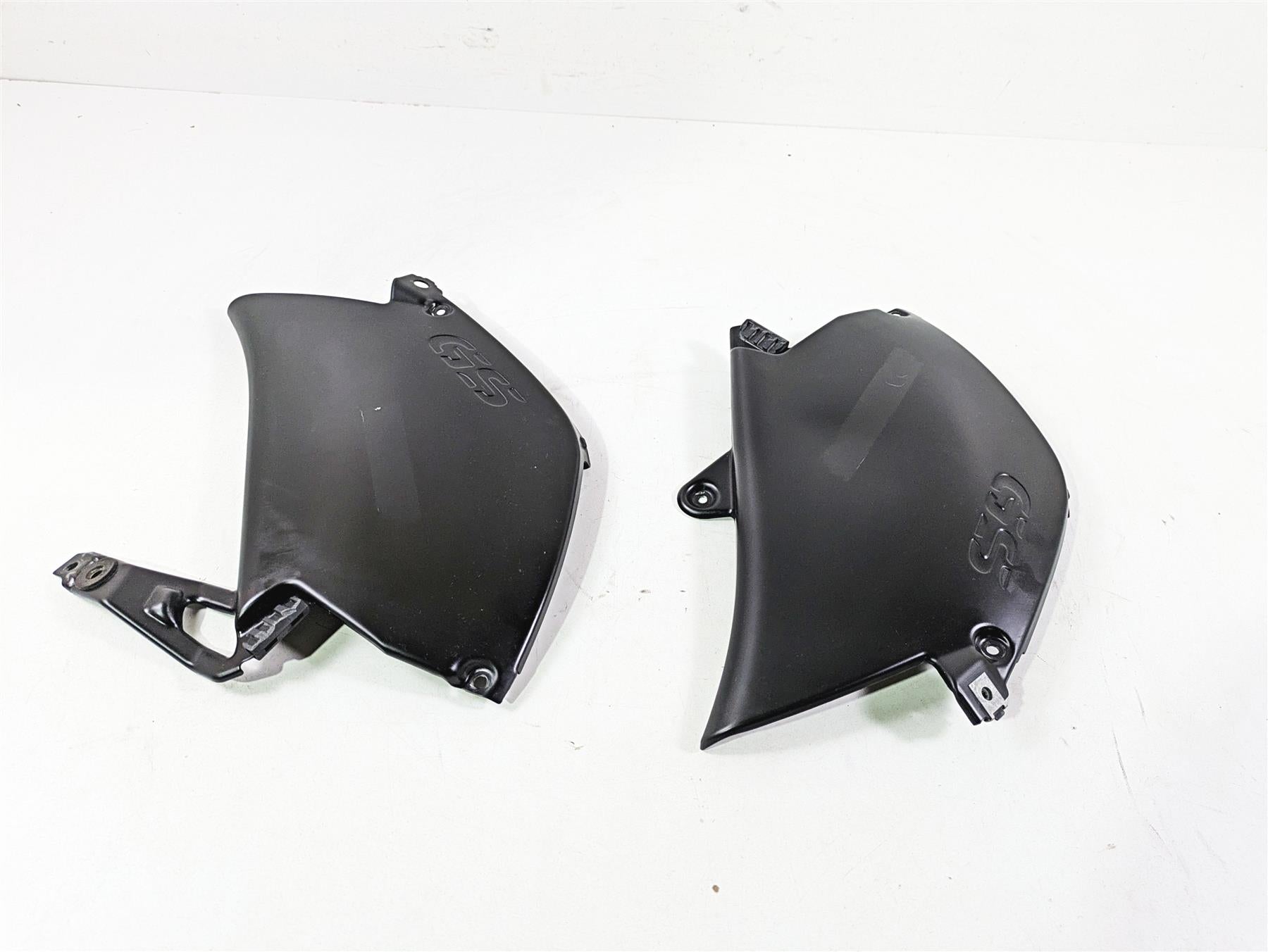 2009 BMW R1200GS K255 Adv Tank Trim Between Leg Side Cover Set -Read 46637698234 {{ shop.shopifyCountryName }} - Mototech271