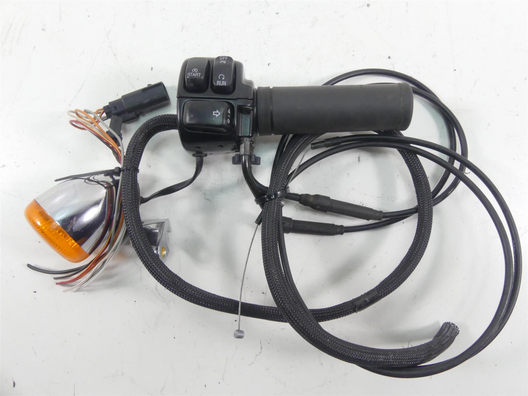 2010 Harley FXDWG Dyna Wide Glide Right Hand Control Switch & Blinker 71684-06A | Mototech271