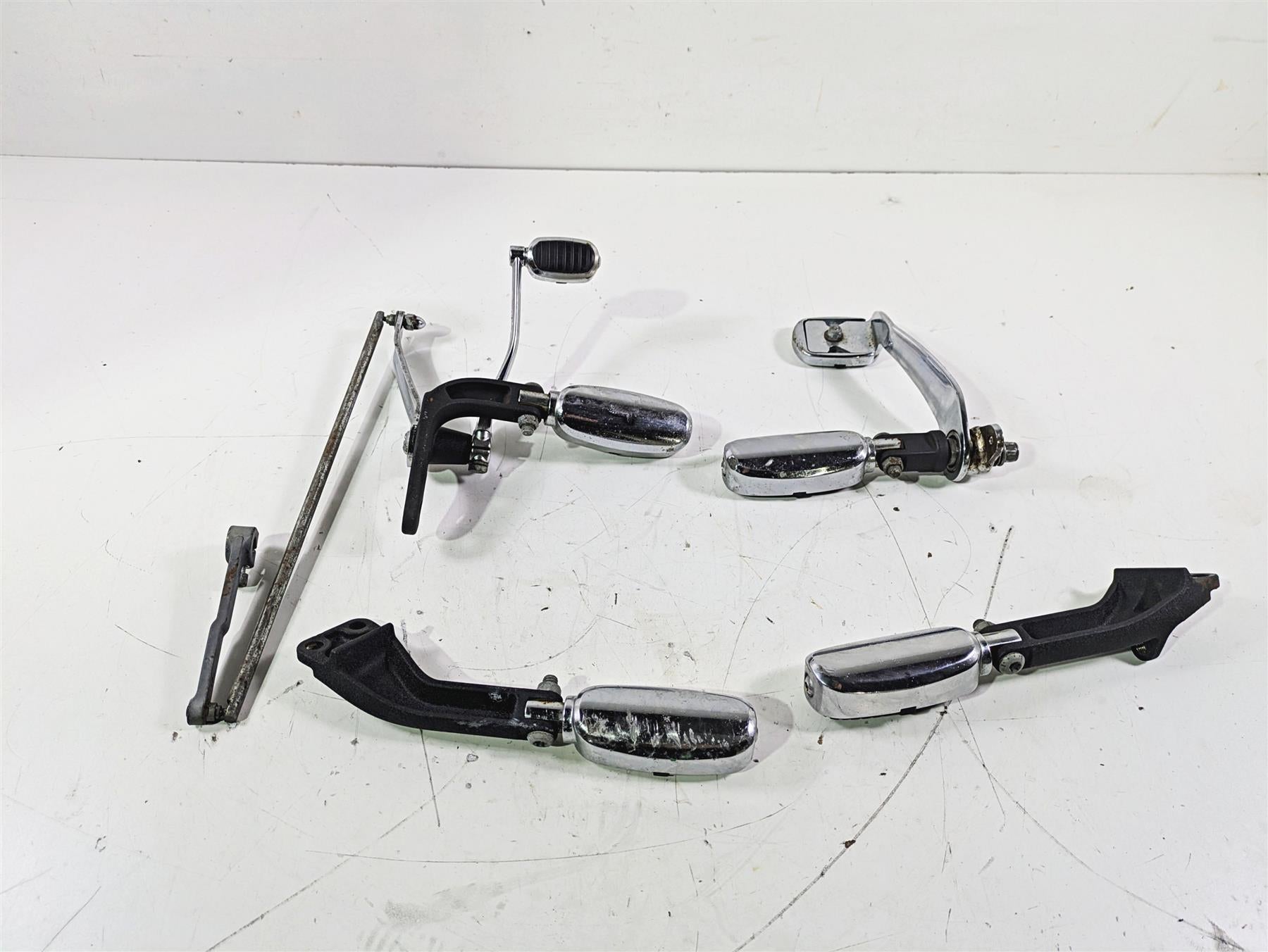 2007 Harley FXDWG Dyna Wide Glide Crested Footpeg Shift Brake Pedal Set 33693-03 {{ shop.shopifyCountryName }} - Mototech271