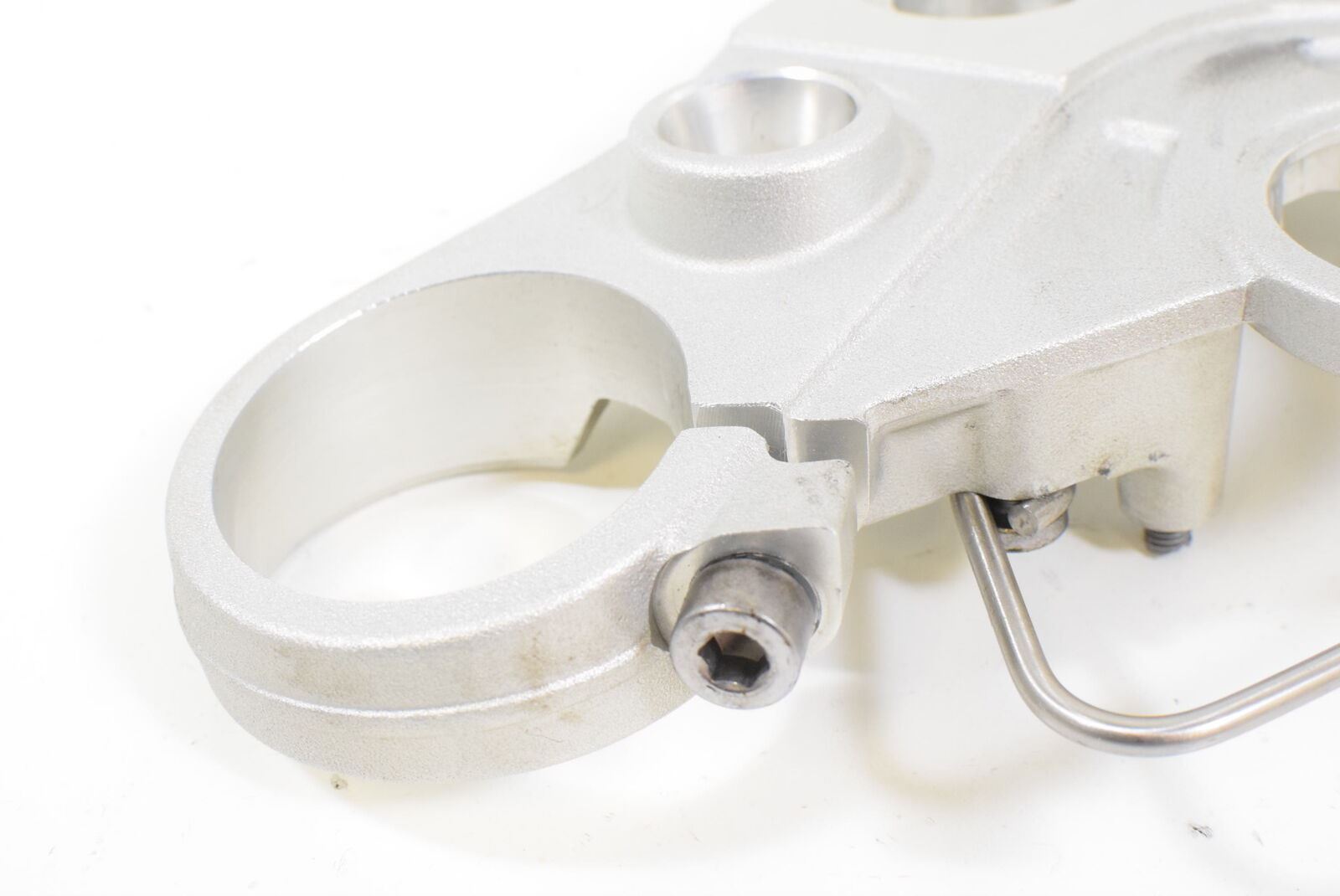 2011 Triumph Speed Triple 1050 Upper Triple Tree Steering Clamp T2040557 {{ shop.shopifyCountryName }} - Mototech271