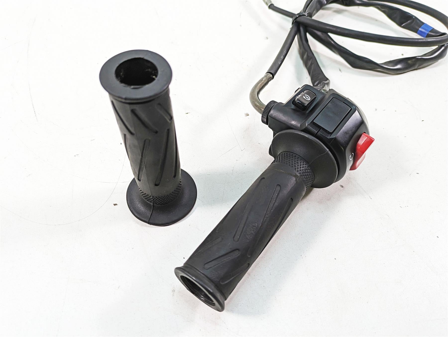 2002 Yamaha FZ1 FZS1000 Fazer Right Hand Control Switch - Read 5LV-83975-01-00 {{ shop.shopifyCountryName }} - Mototech271