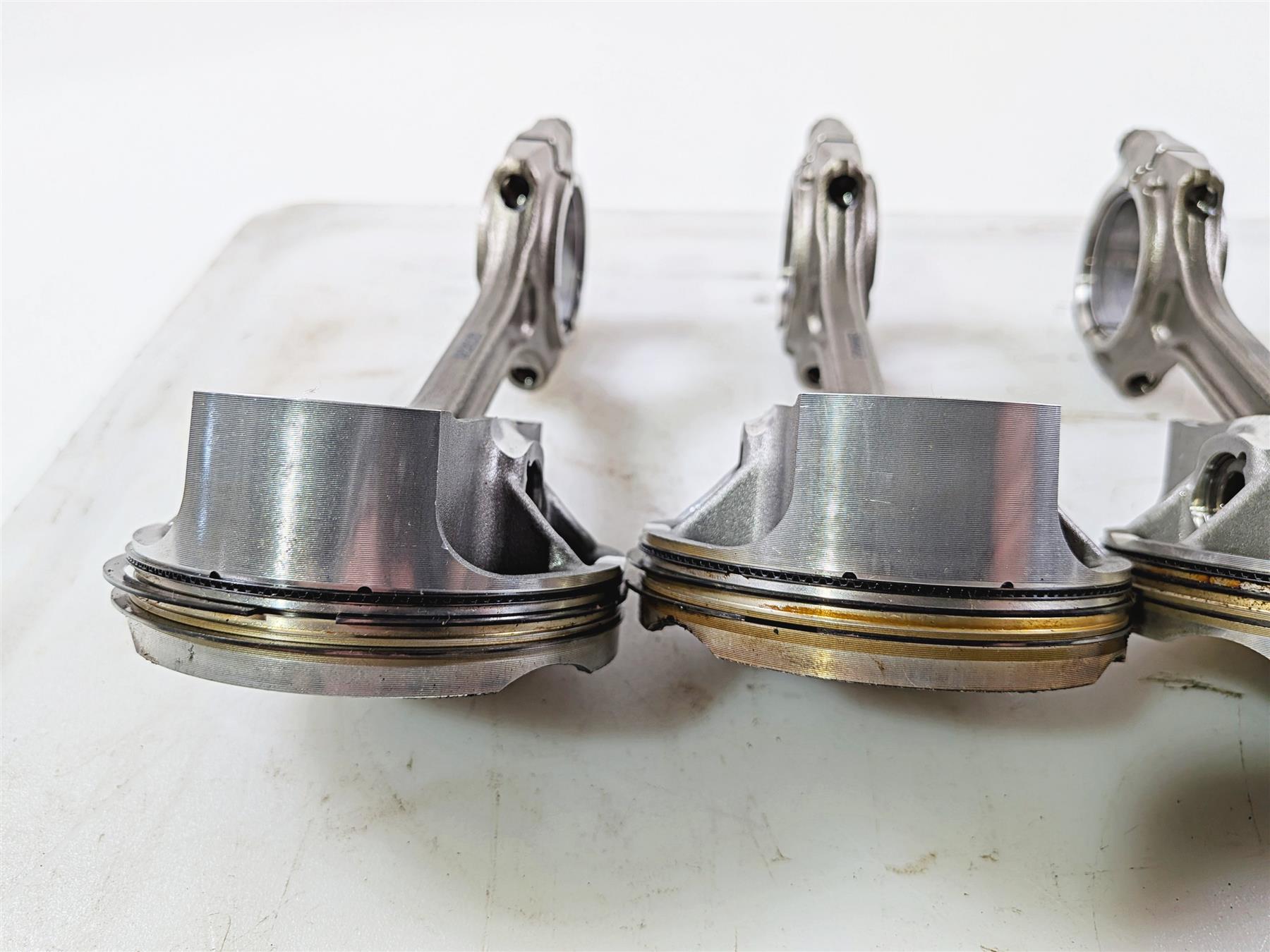 2016 Aprilia RSV 1100 Tuono V4 Factory Piston & Connecting Rod Set B045842 {{ shop.shopifyCountryName }} - Mototech271