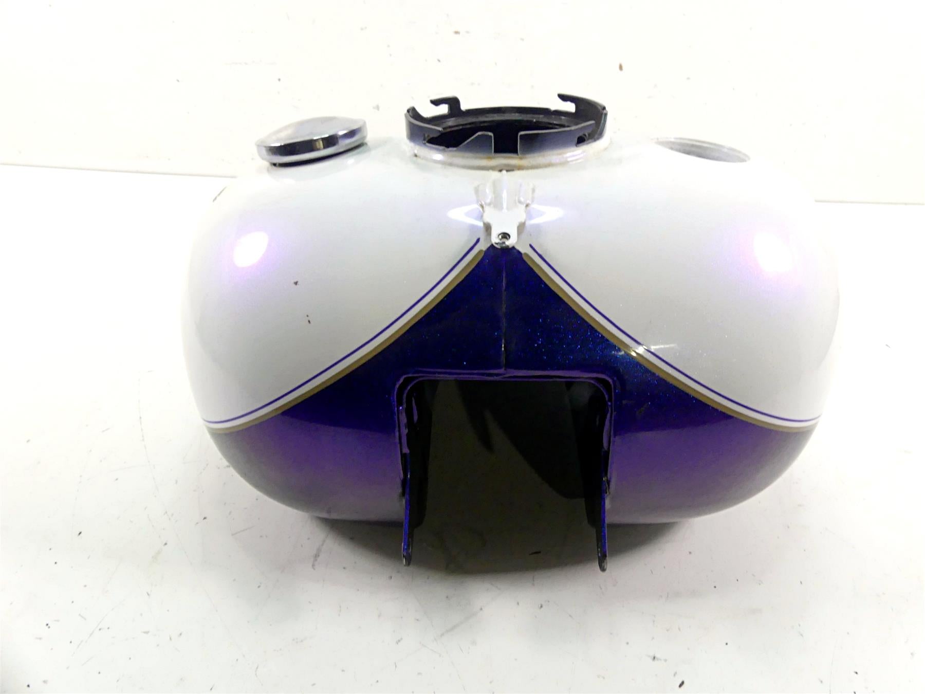 2010 Harley Touring FLHRC Road King Fuel Gas Tank White Ice Pearl -Read 61000691 {{ shop.shopifyCountryName }} - Mototech271