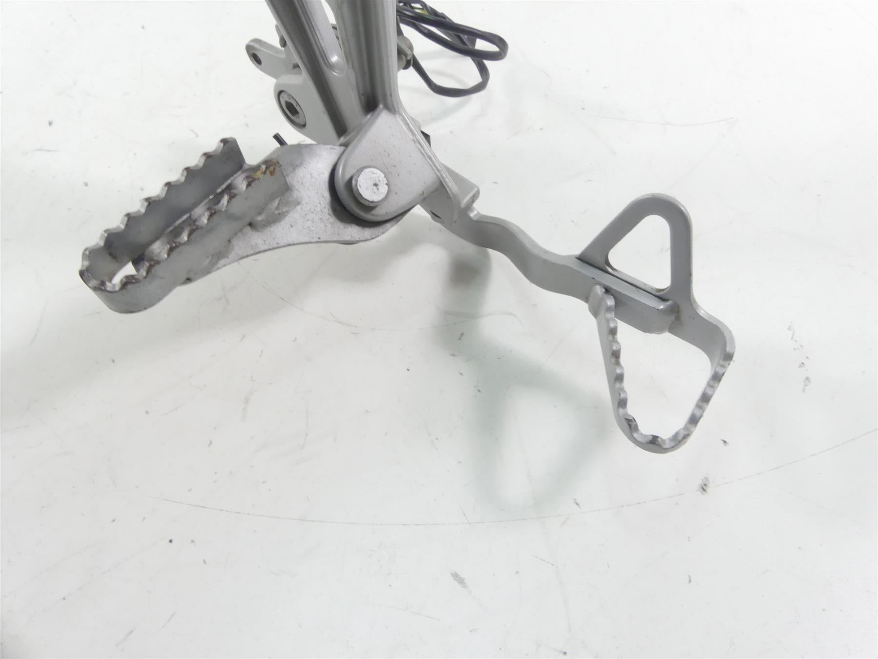 2001 BMW R1150 GS R21 Right Front Rider Footpeg & Brake Pedal Set 46712335598 {{ shop.shopifyCountryName }} - Mototech271