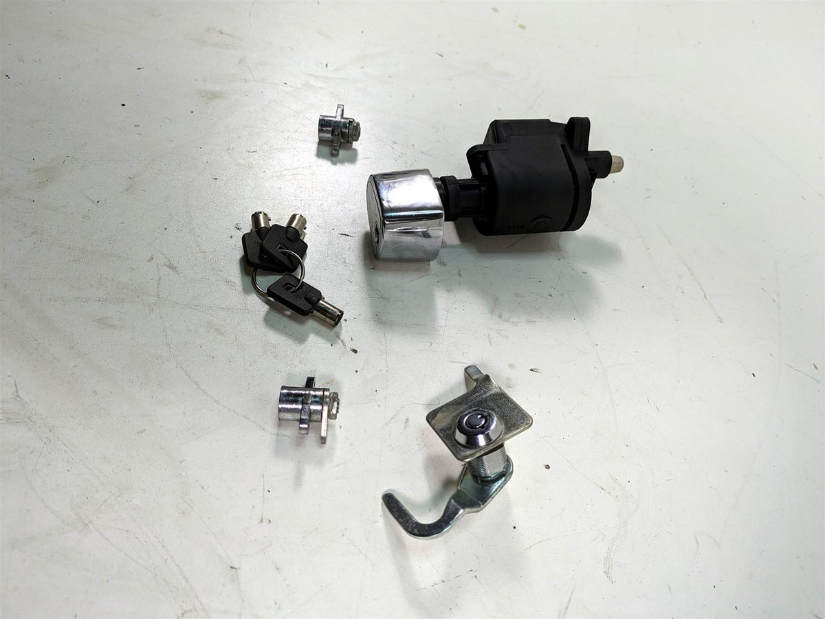 2006 Harley Touring FLHTCUI Electra Glide Ignition Switch Key Lock Set 71572-06 {{ shop.shopifyCountryName }} - Mototech271