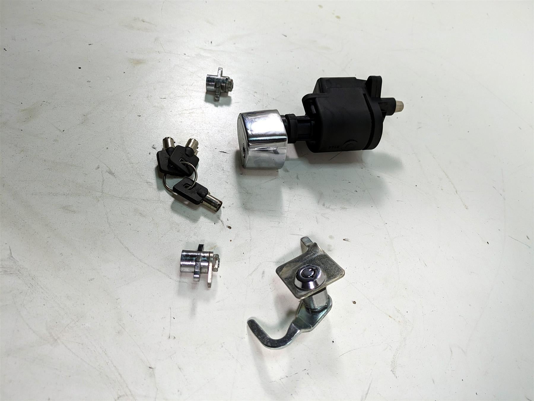 2006 Harley Touring FLHTCUI Electra Glide Ignition Switch Key Lock Set 71572-06 {{ shop.shopifyCountryName }} - Mototech271