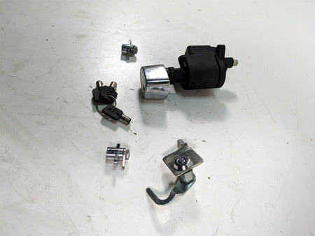 2006 Harley Touring FLHTCUI Electra Glide Ignition Switch Key Lock Set 71572-06 {{ shop.shopifyCountryName }} - Mototech271