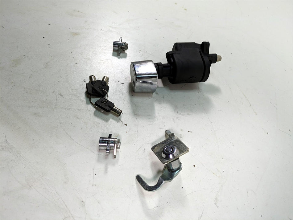 2006 Harley Touring FLHTCUI Electra Glide Ignition Switch Key Lock Set 71572-06 {{ shop.shopifyCountryName }} - Mototech271