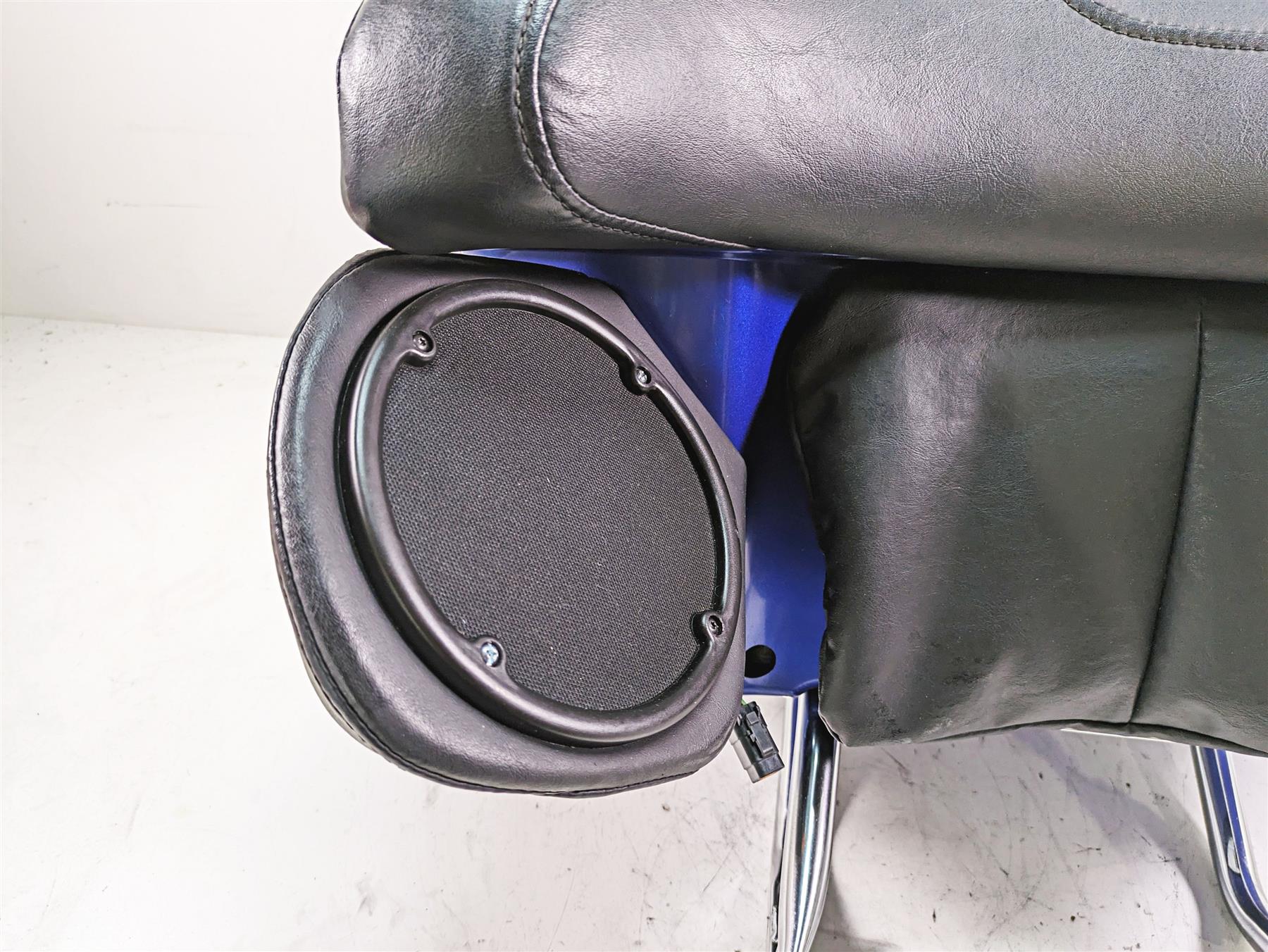 2010 Harley Touring FLHTCU Electra Glide Rear Trunk & Speaker Set 53128-09 {{ shop.shopifyCountryName }} - Mototech271
