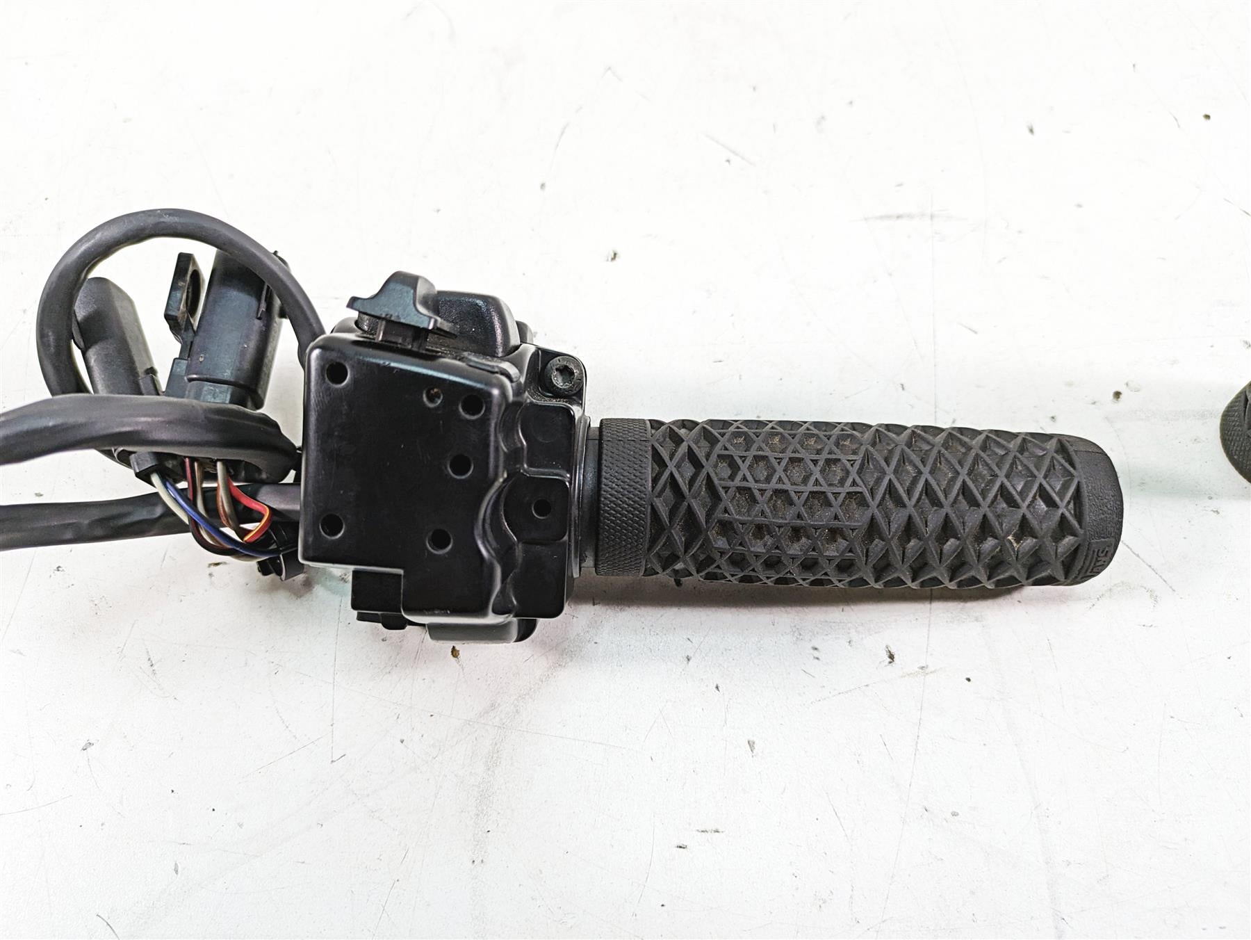 2011 Harley Touring FLHR Road King Right Hand Control Switch 71682-06A {{ shop.shopifyCountryName }} - Mototech271