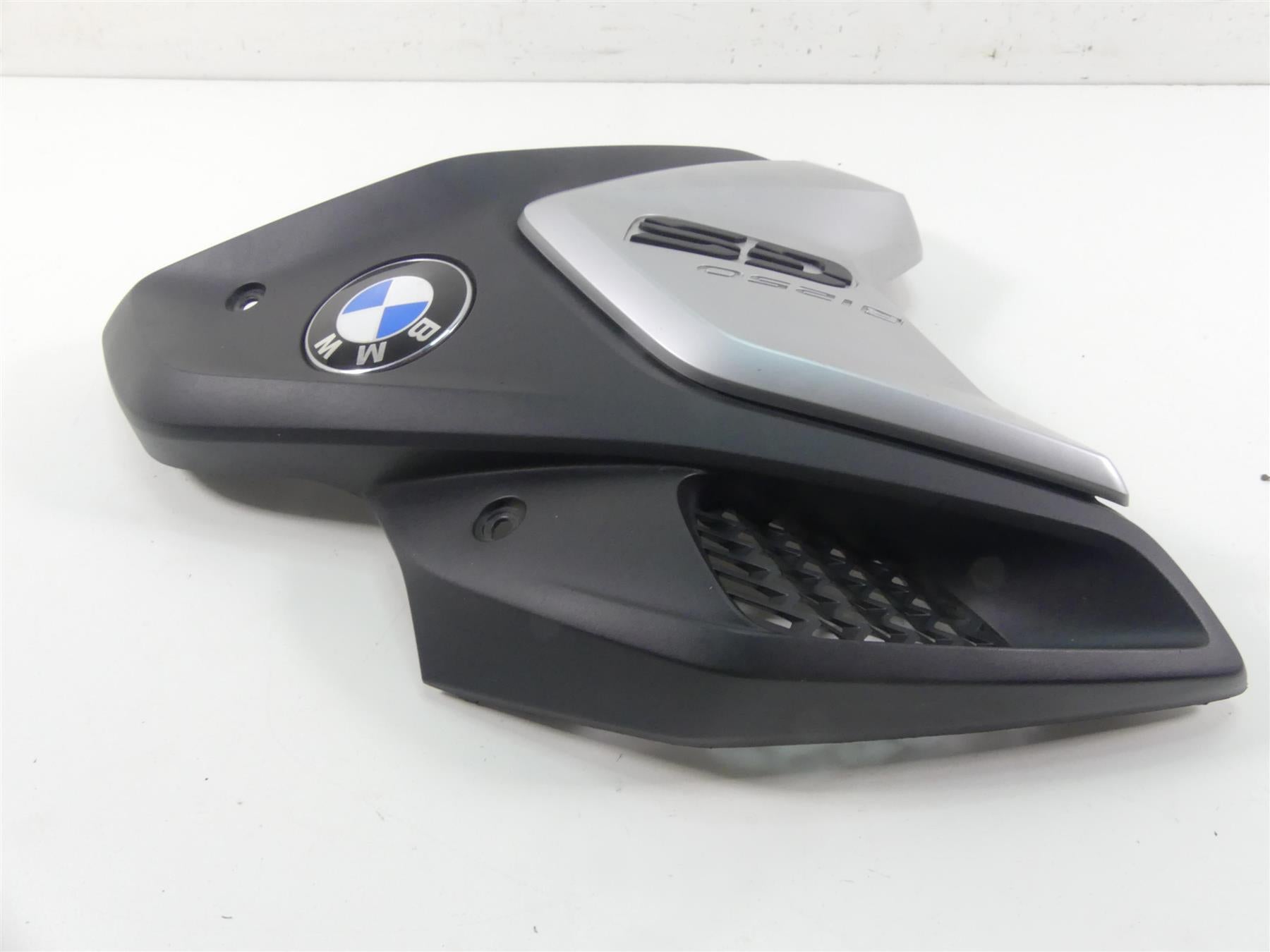 2019 BMW R1250GS K50 Left Side Intake Fairing & Emblem 46638556655 46638392881 {{ shop.shopifyCountryName }} - Mototech271