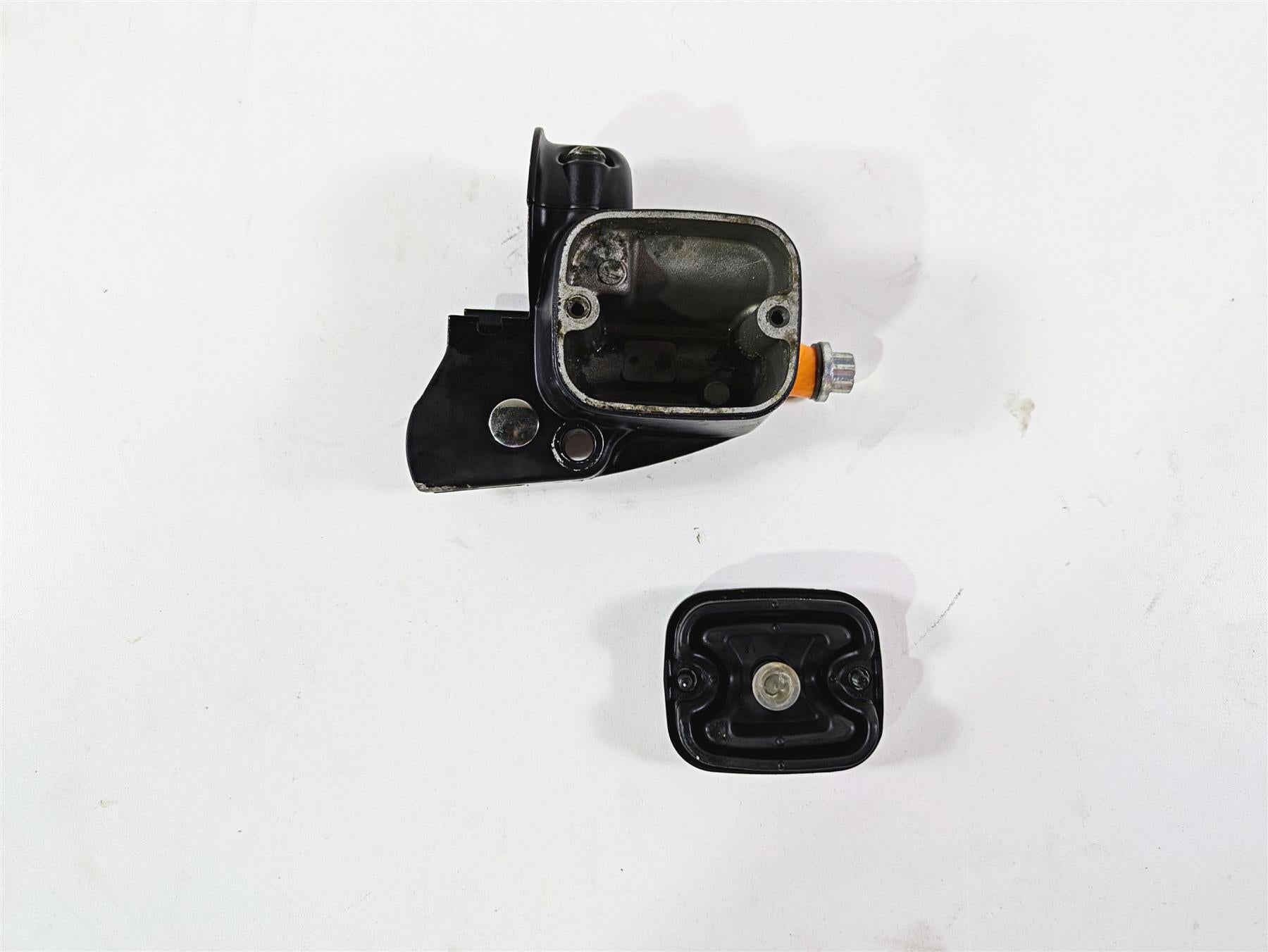 2009 Harley FLSTSB Cross Bones Front Master Cylinder 9/16 45019-08C | Mototech271