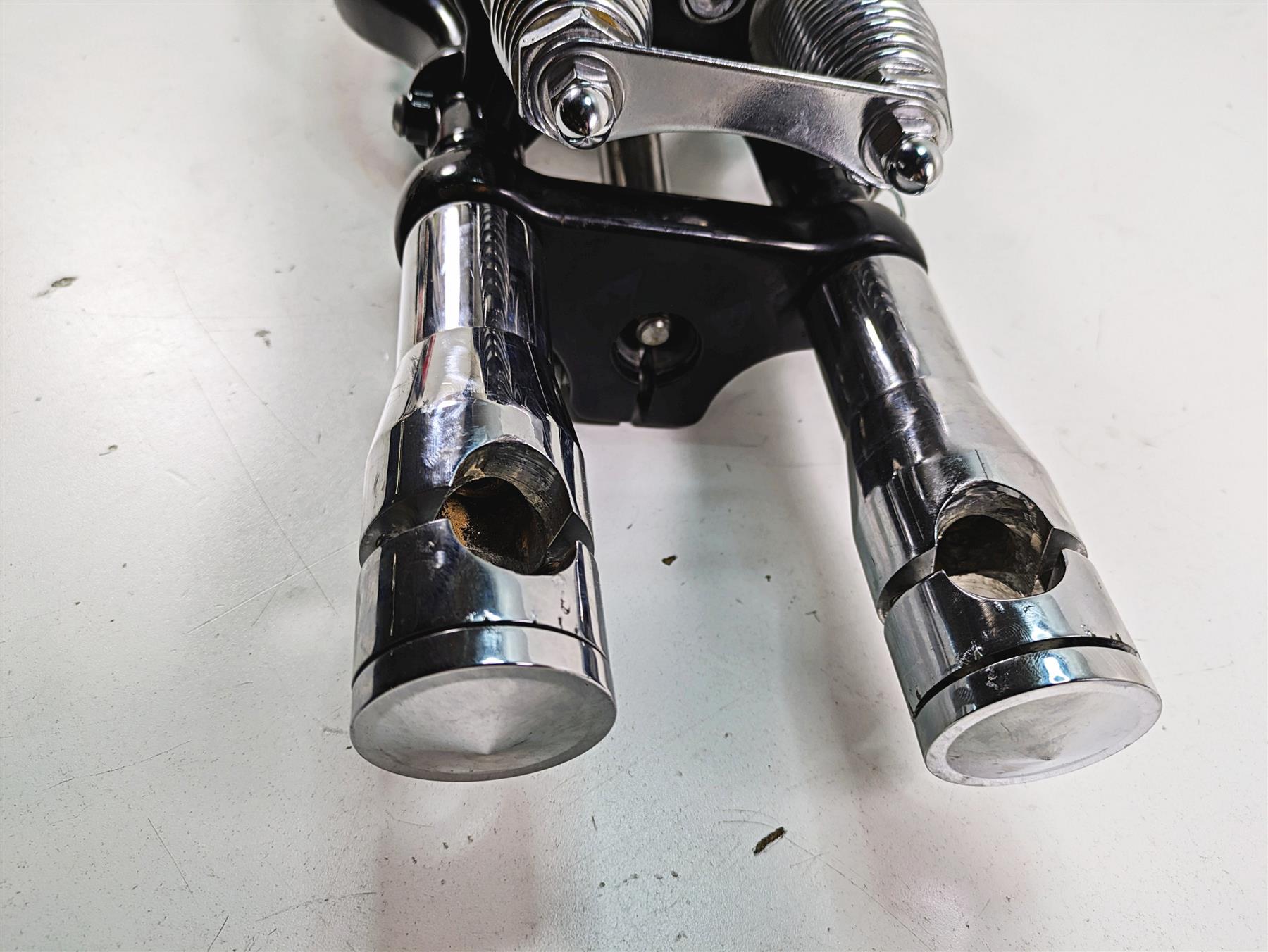 2009 Harley Softail FLSTSB Cross Bones Nice Front End Springer Fork Set 46173-05 46174-05 {{ shop.shopifyCountryName }} - Mototech271