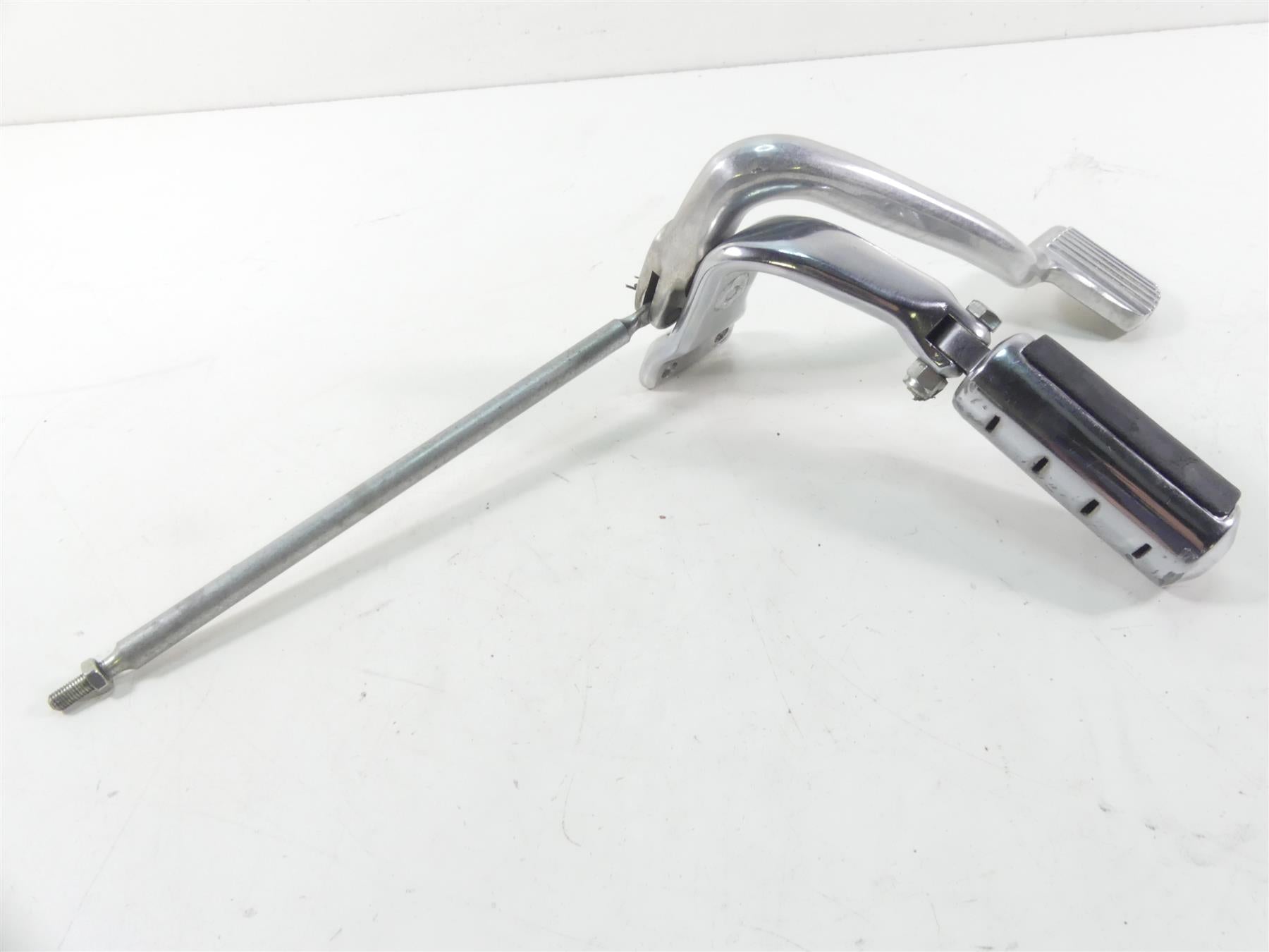 1993 Harley Dyna FXDL Low Rider Right Front Mid Footpeg & Brake Ped 50649-90 {{ shop.shopifyCountryName }} - Mototech271