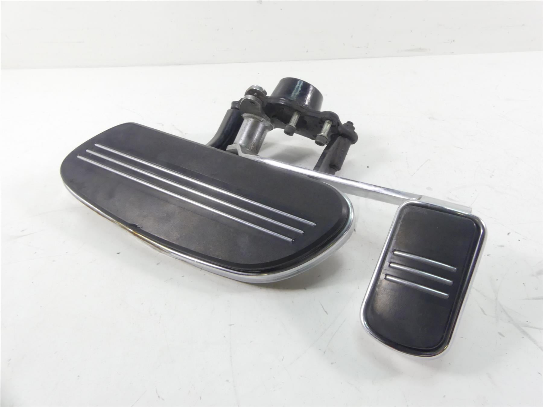 2011 Harley Touring FLTRX Road Glide Front Right Rider Floor Board 50683-04