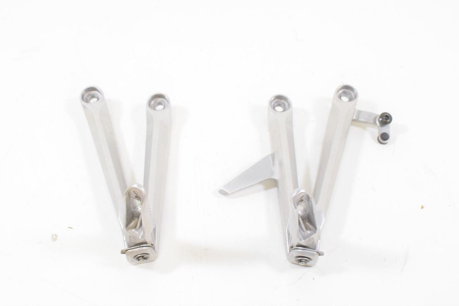 2004 Honda CBR1000RR CBR1000 RR Rear Passenger Footpeg Foot Peg Rest 50760-MEL-0 {{ shop.shopifyCountryName }} - Mototech271