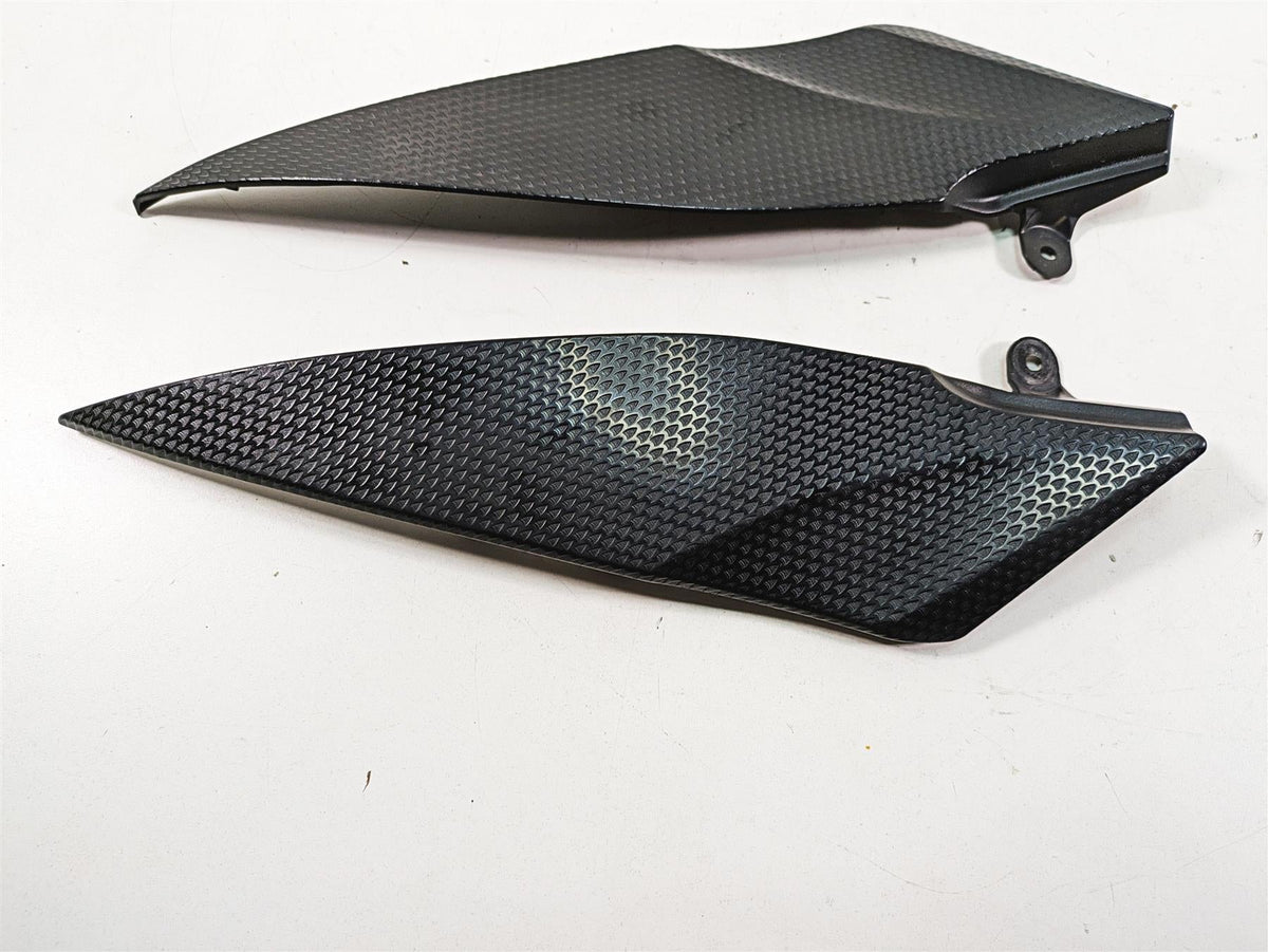 2007 Yamaha R1 YZFR1 Side Trim Infill under Tank Side Cover Fairing 4C8-24139-00 {{ shop.shopifyCountryName }} - Mototech271