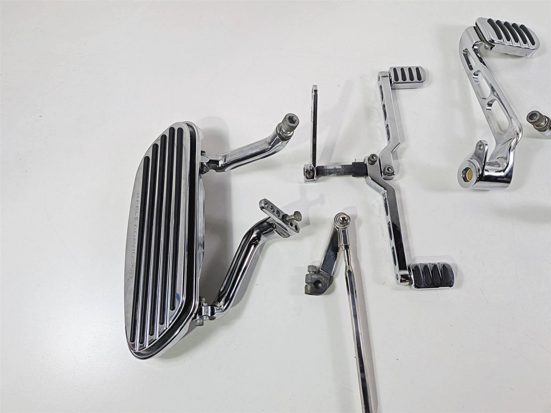 2006 Harley Touring FLHTCU SE CVO Electra Glide Left Floorboard Set 51055-04-Mototech271