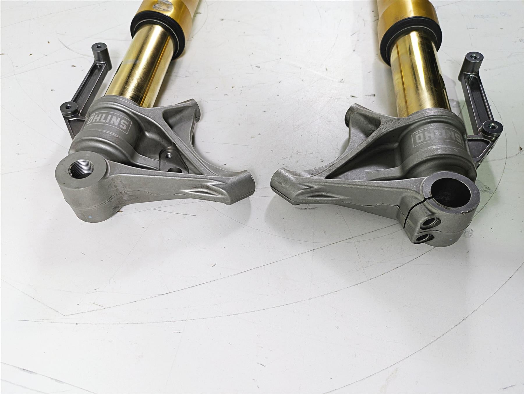 2020 Triumph Daytona 765 Moto2 Ohlins Front Fork Leg READ T2042988 T2042987 {{ shop.shopifyCountryName }} - Mototech271