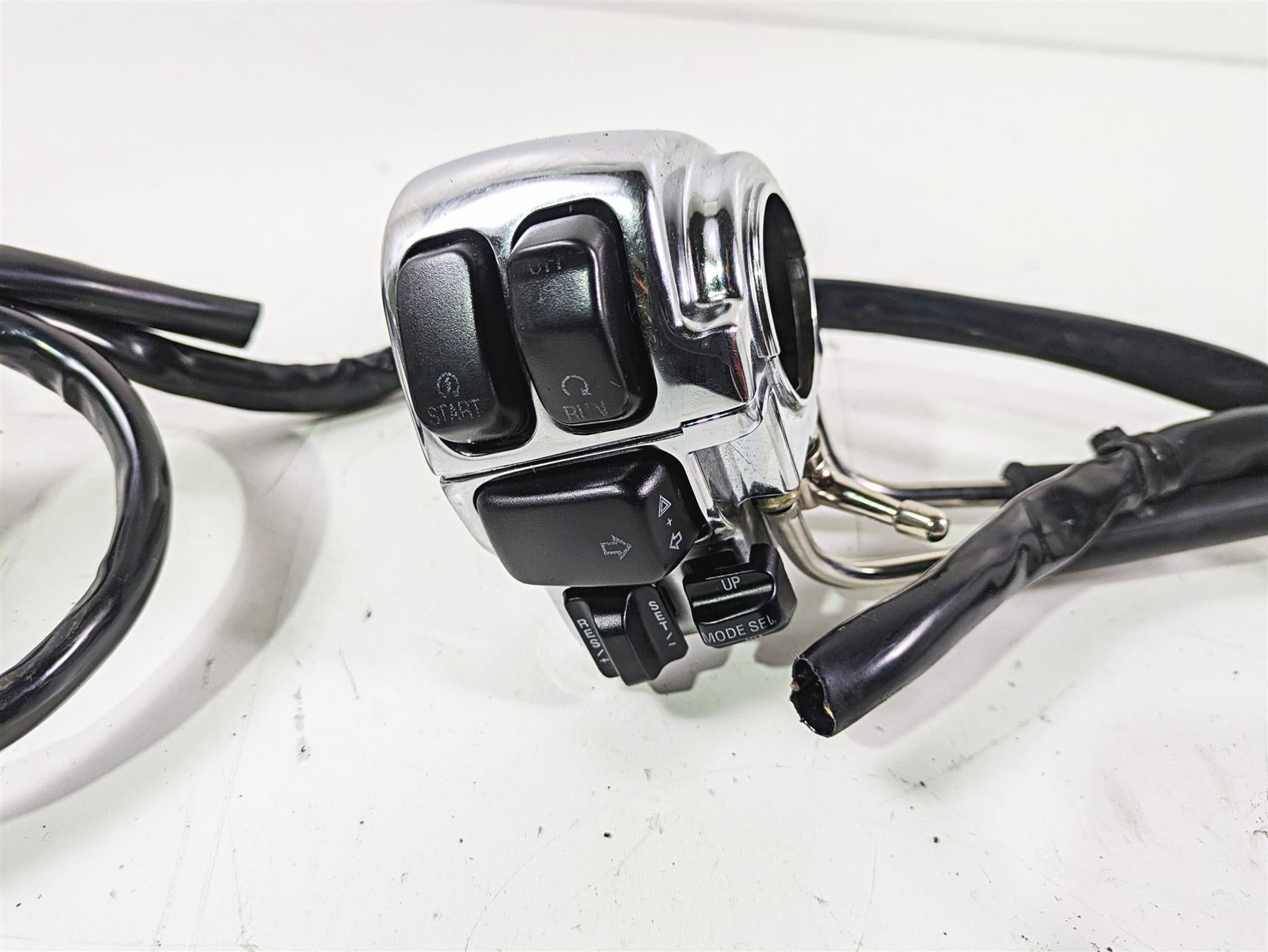 2007 Harley Touring FLHTCU SE CVO E-Glide Chrome Hand Control Switches 71682-06A {{ shop.shopifyCountryName }} - Mototech271