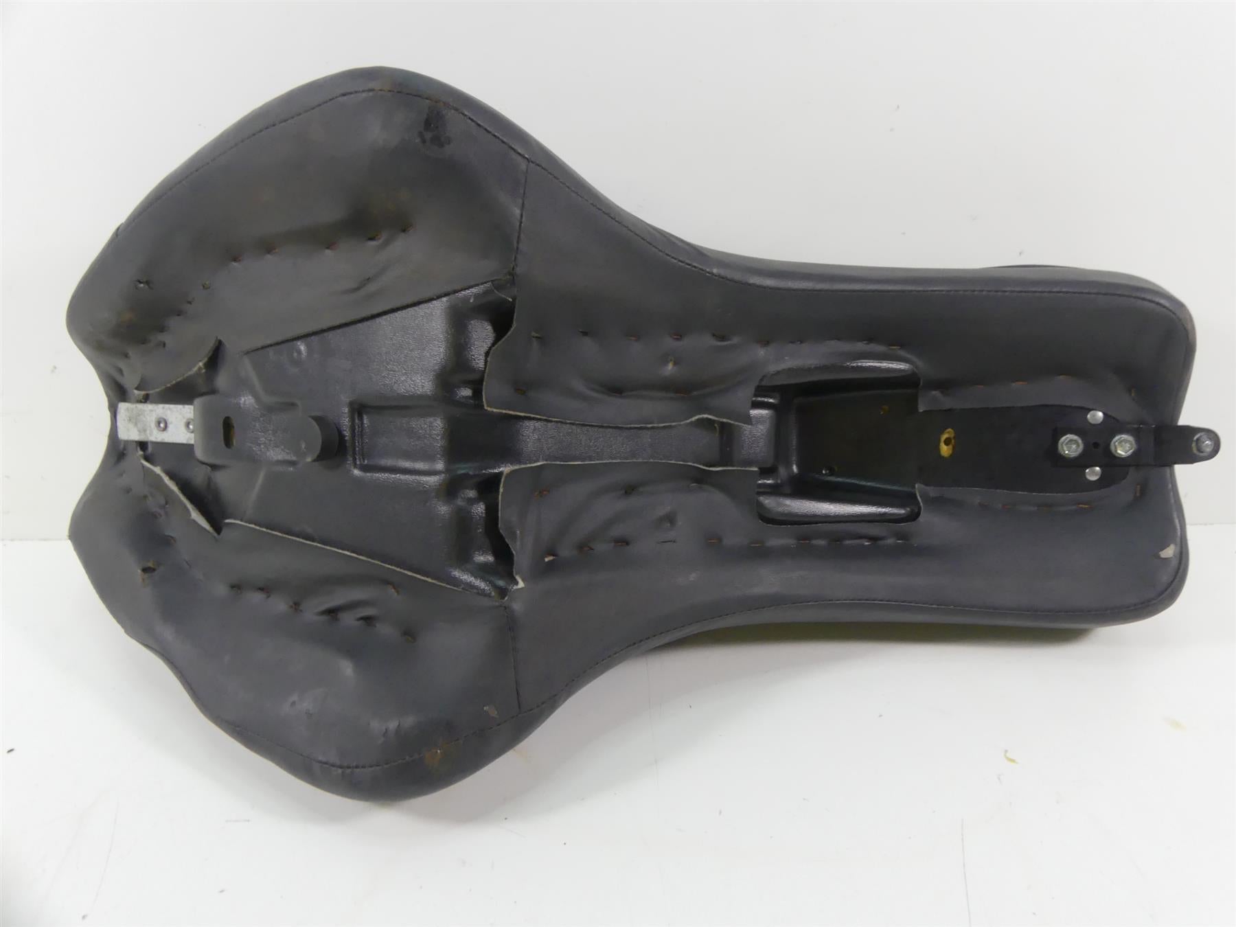 2004 Harley Softail FLSTFI Fat Boy Front Driver Rider Saddle Seat -Read 52218-00 {{ shop.shopifyCountryName }} - Mototech271