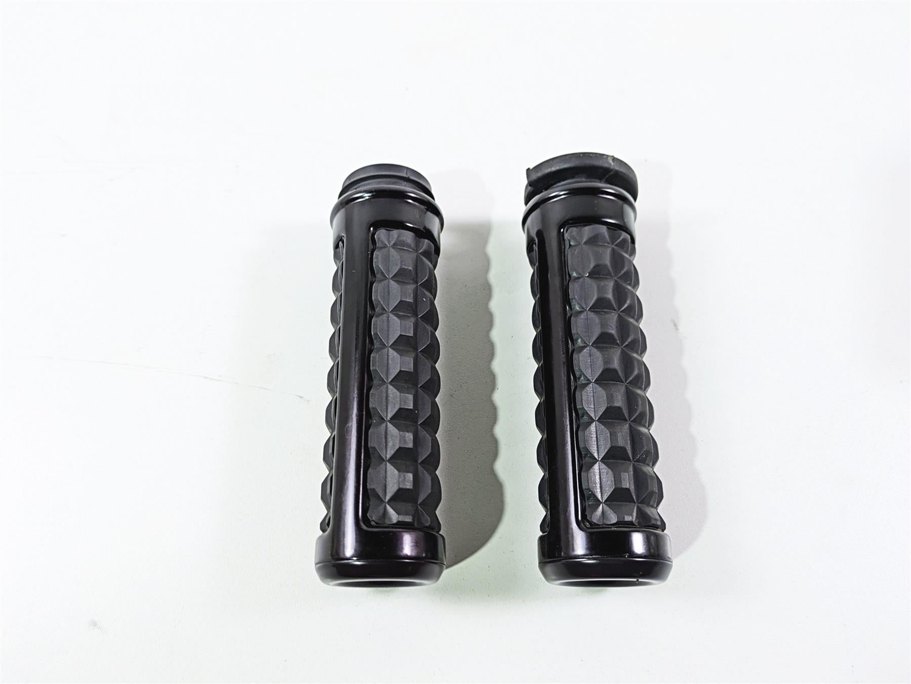 2019 Harley Softail FXDR 114 Dominion Hand Grip Set 56100231 {{ shop.shopifyCountryName }} - Mototech271