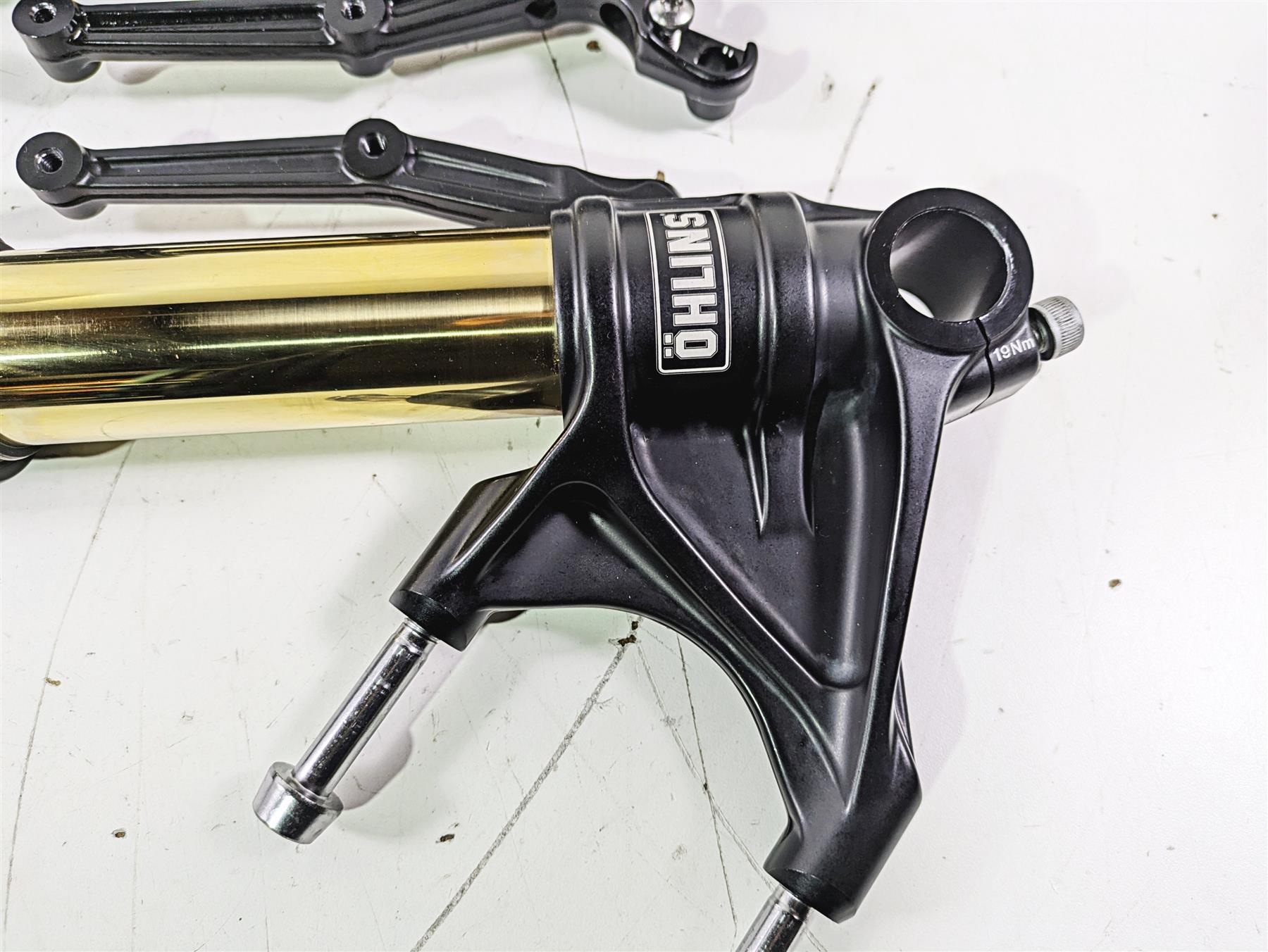 2019 Triumph Speed Triple RS 1050 Black Ohlins Front Fork Leg T2044034 T2044036 {{ shop.shopifyCountryName }} - Mototech271
