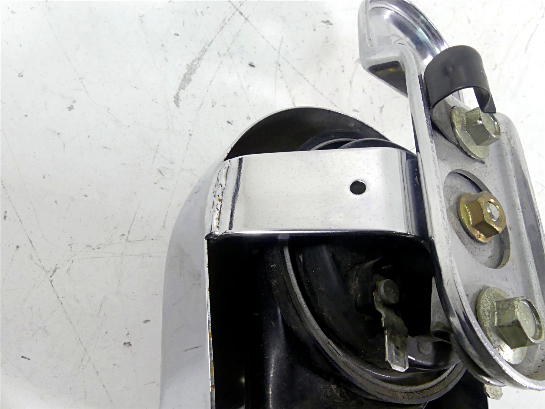 2006 Harley Softail FXSTSI Springer Horn & Chrome Cover 61300478A 69060-90H {{ shop.shopifyCountryName }} - Mototech271