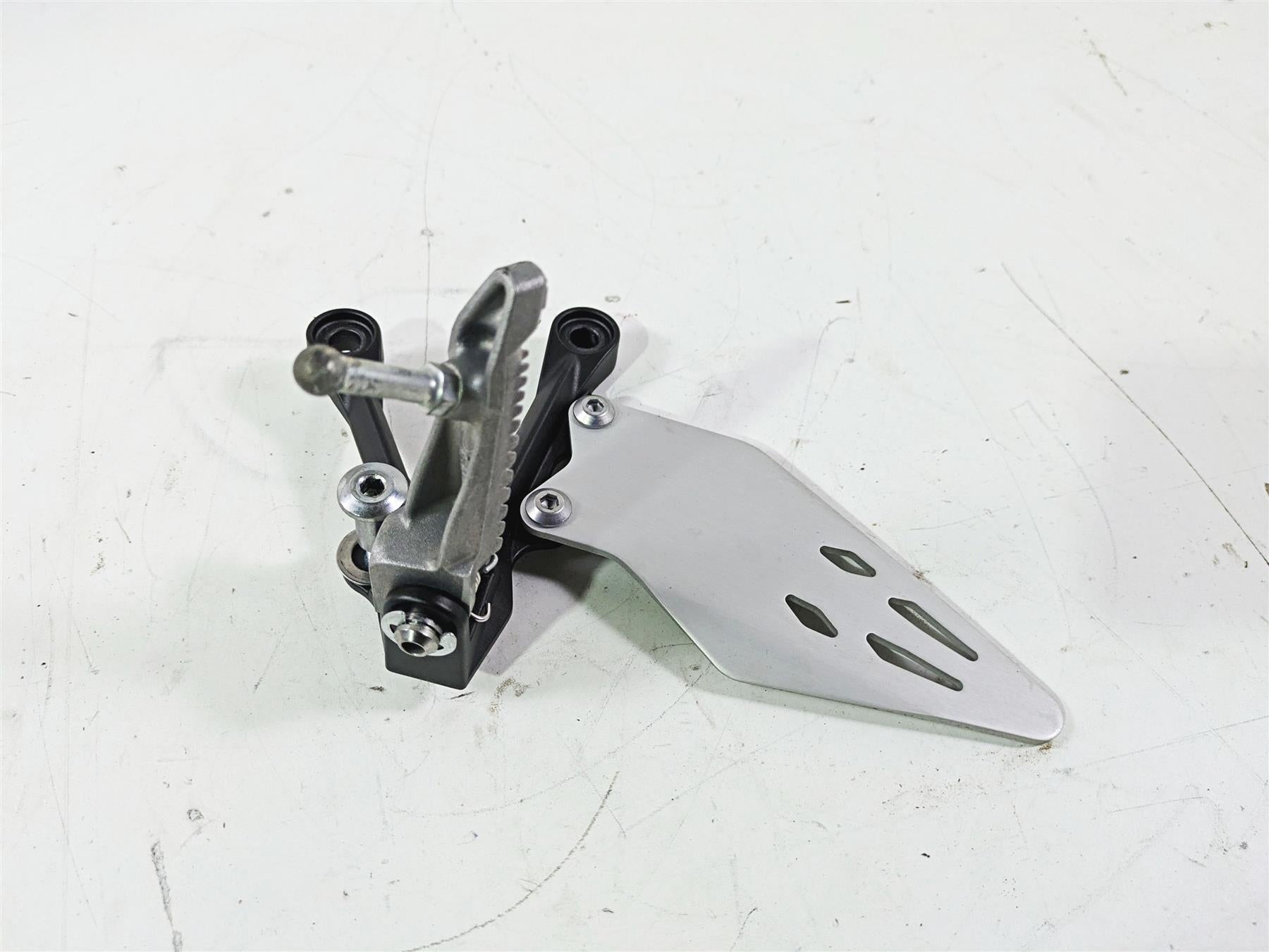 2024 Kawasaki ZX6R ZX636 Ninja Left Foot Peg + Mount & Guard 35063-0160-18R {{ shop.shopifyCountryName }} - Mototech271