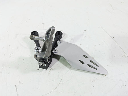 2024 Kawasaki ZX6R ZX636 Ninja Left Foot Peg + Mount & Guard 35063-0160-18R {{ shop.shopifyCountryName }} - Mototech271