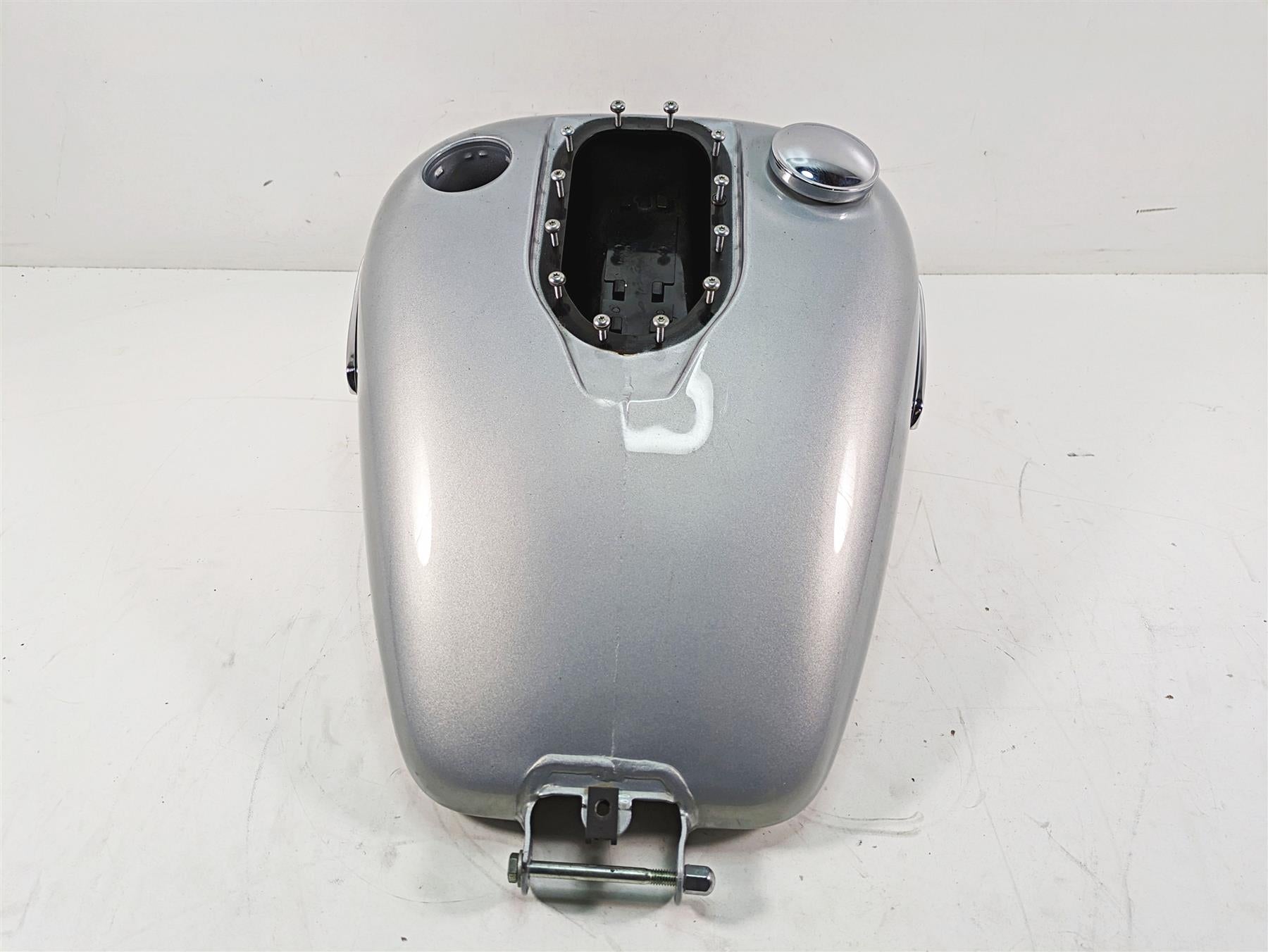 2012 Harley FLD Dyna Switchback Fuel Gas Petrol Tank Reservoir -No Dent 61593-10 {{ shop.shopifyCountryName }} - Mototech271