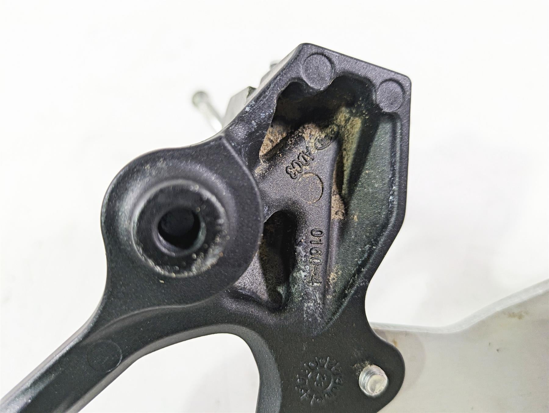 2024 Kawasaki ZX6R ZX636 Ninja Left Foot Peg + Mount & Guard 35063-0160-18R {{ shop.shopifyCountryName }} - Mototech271
