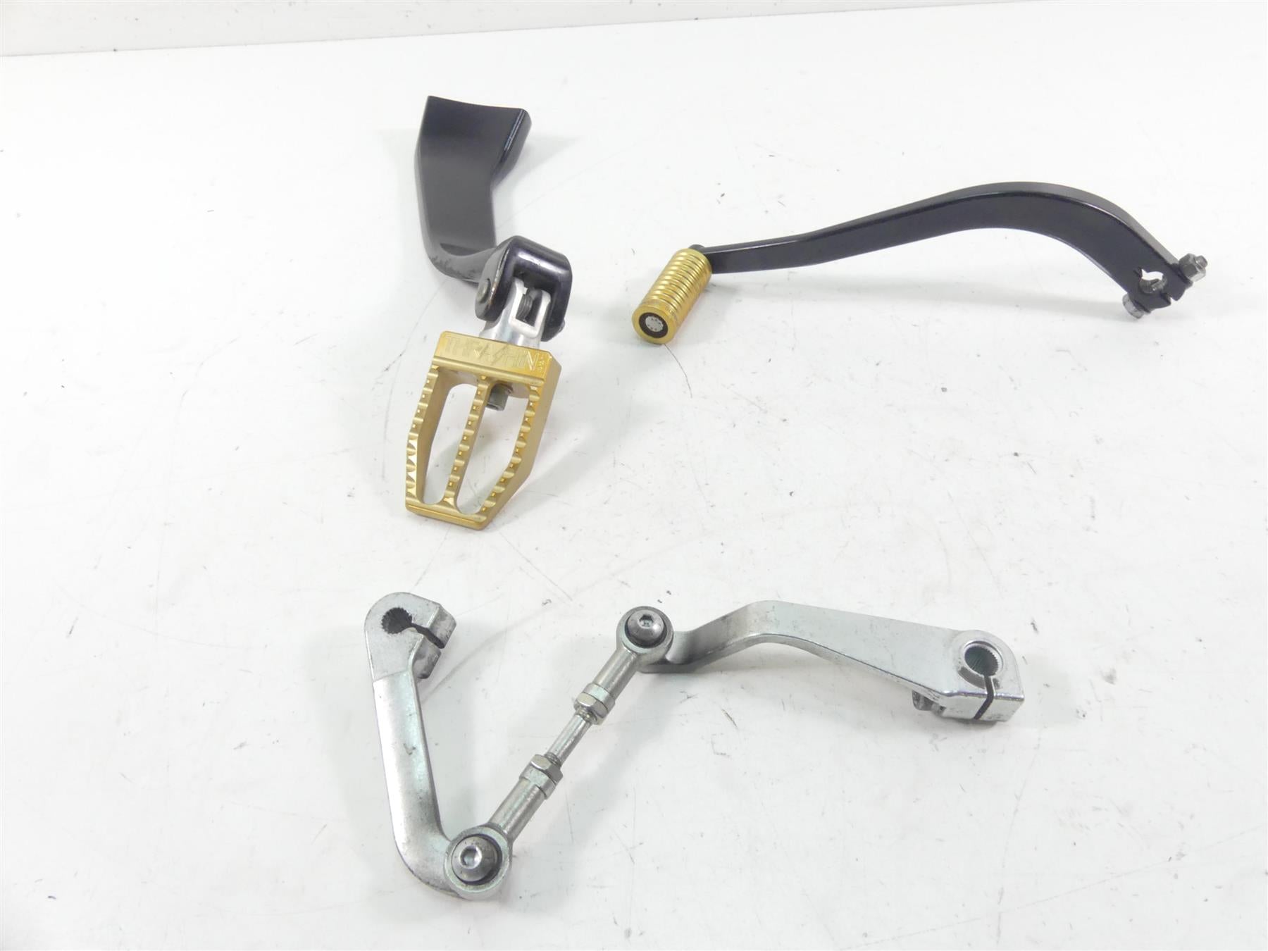 2021 Harley Softail FXBBS Street Bob Left Mid Footpeg Foot Peg Shifter 50500603 {{ shop.shopifyCountryName }} - Mototech271