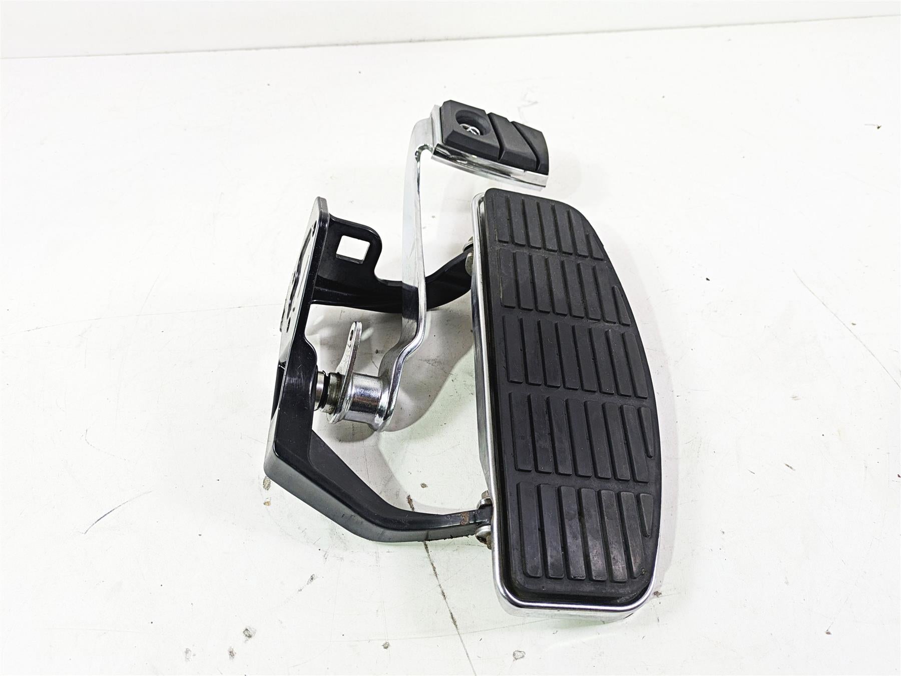 2004 Harley Softail FLSTF Fat Boy Right Floorboard Brake Pedal Set 50600026 {{ shop.shopifyCountryName }} - Mototech271