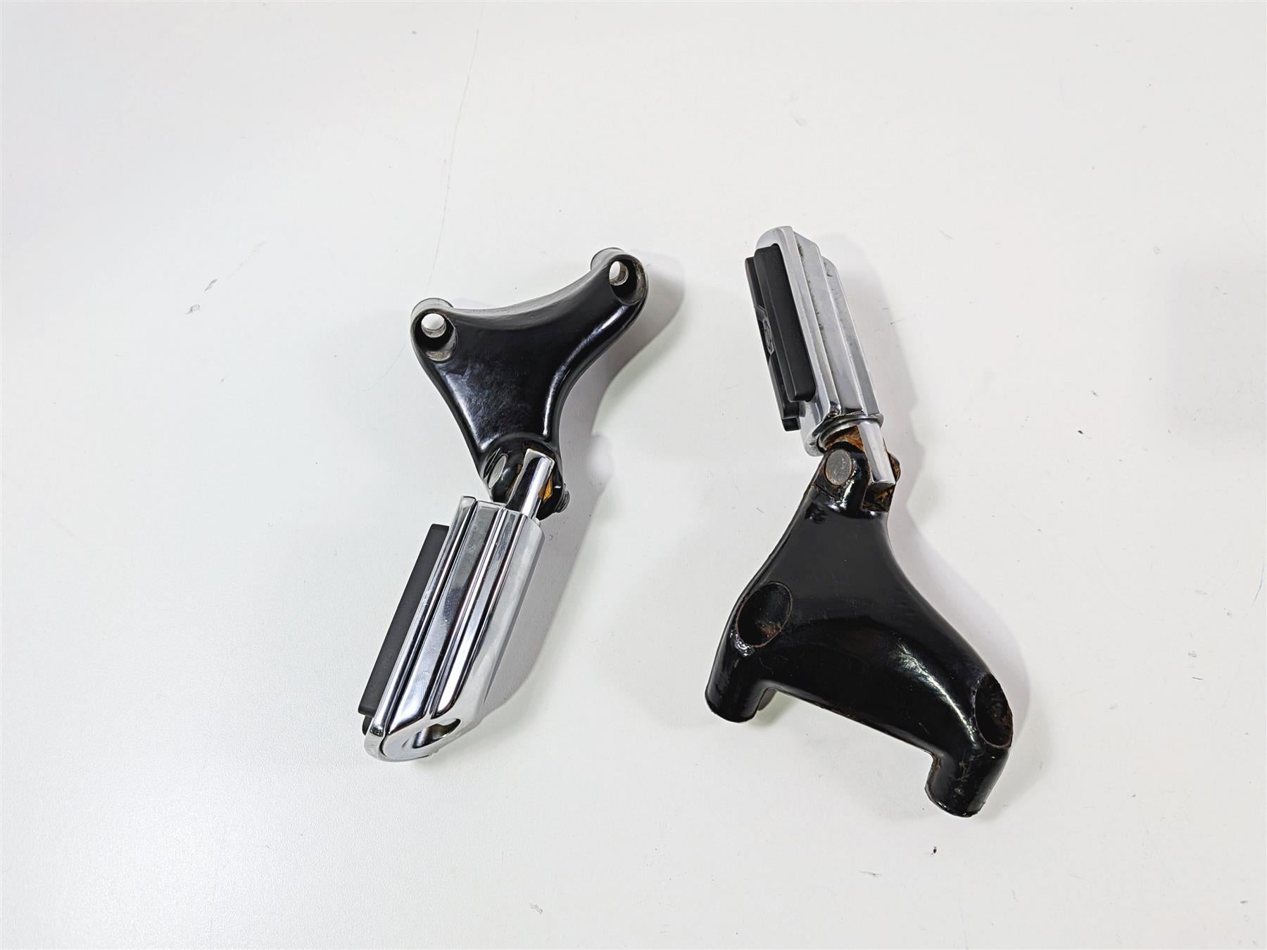 2006 Harley Sportster XL883 Low Passenger Foot Peg Set Chrome 49314-04 49315-04 {{ shop.shopifyCountryName }} - Mototech271