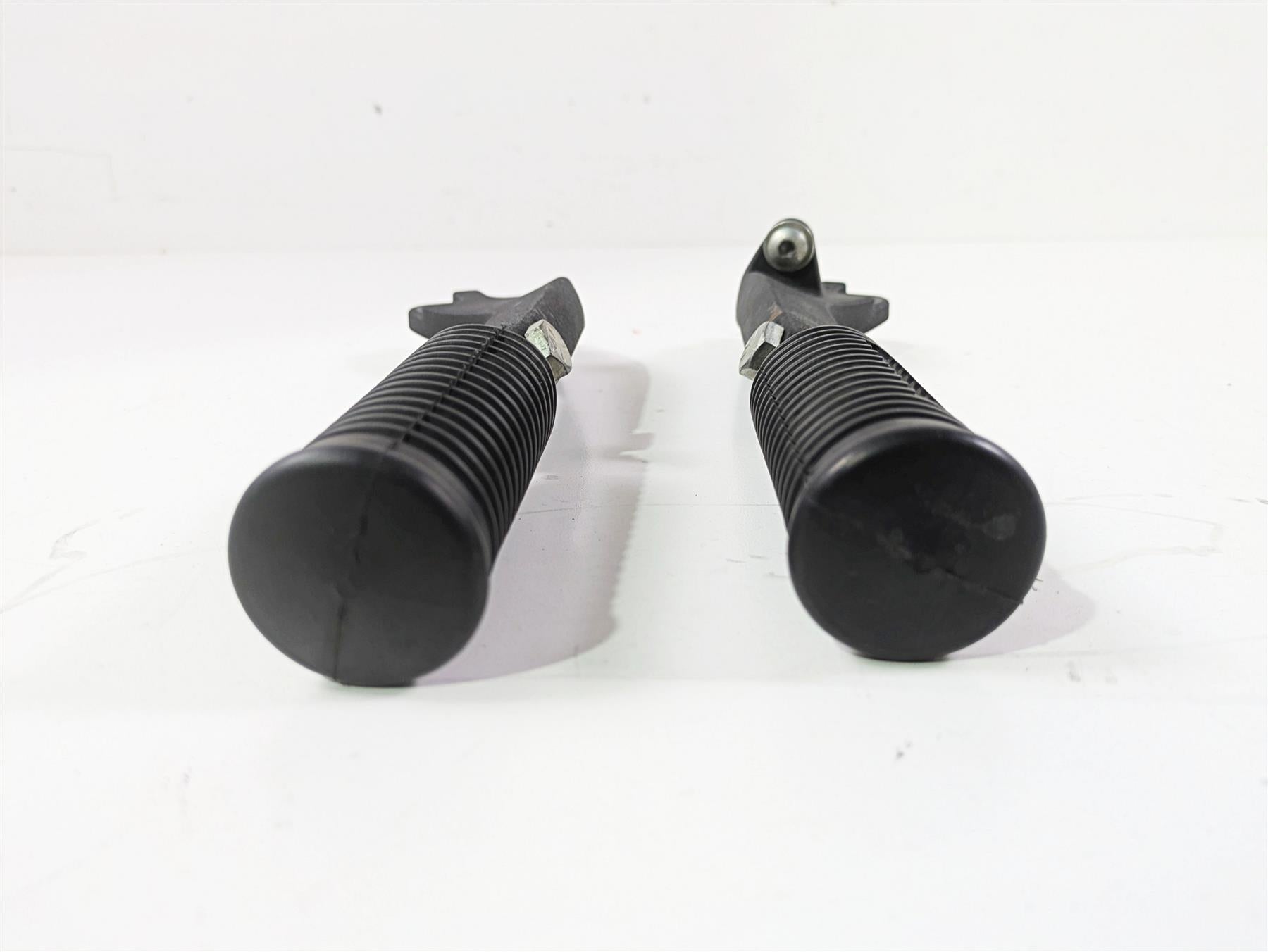 2010 Harley Dyna FXDB Street Bob Rear Passenger Footpeg Set 49224-06A 49230-06 {{ shop.shopifyCountryName }} - Mototech271