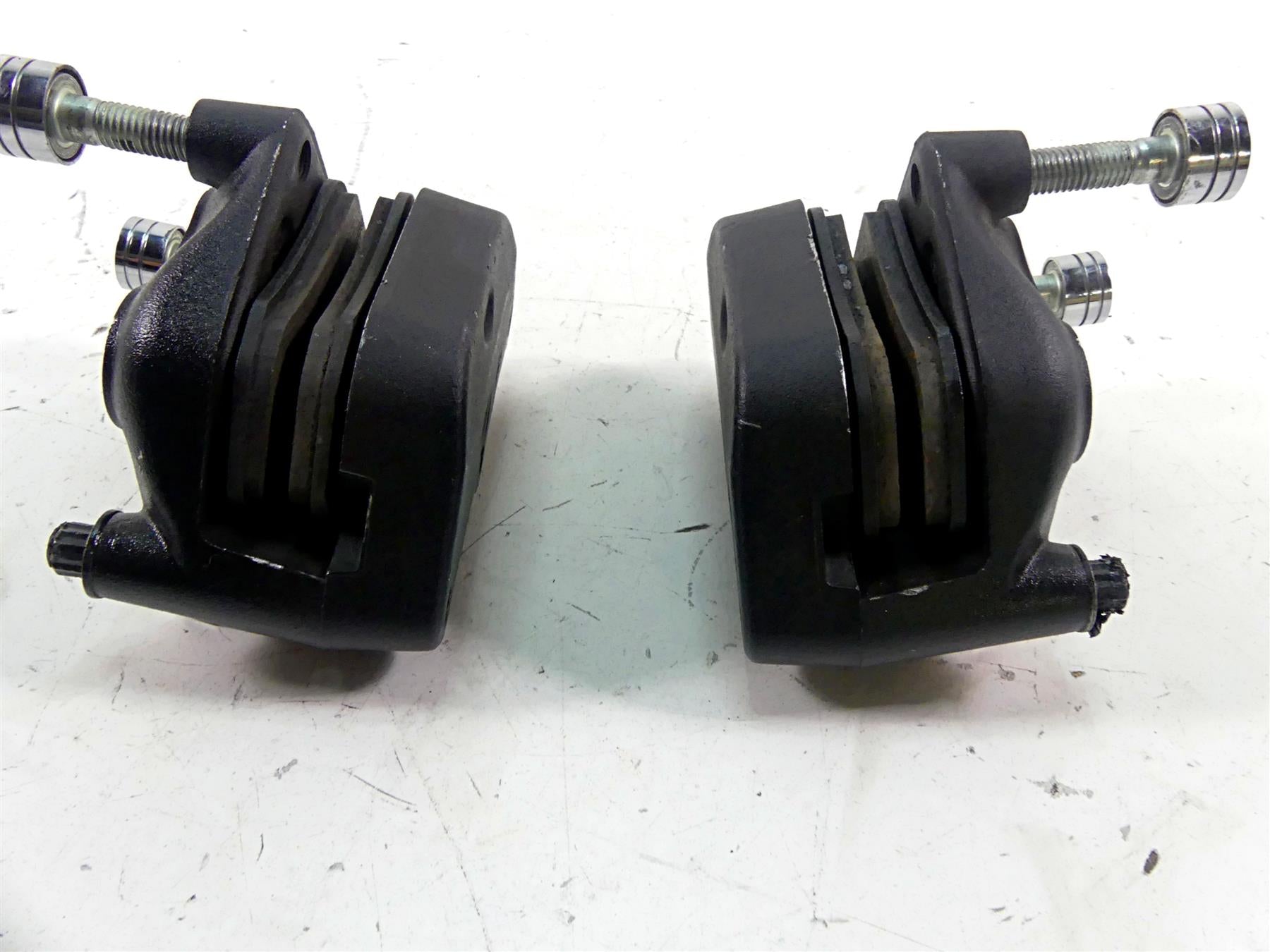 2002 Harley Touring FLHTC Electra Glide Front Brake Calipers 44023-00 44046-00 {{ shop.shopifyCountryName }} - Mototech271