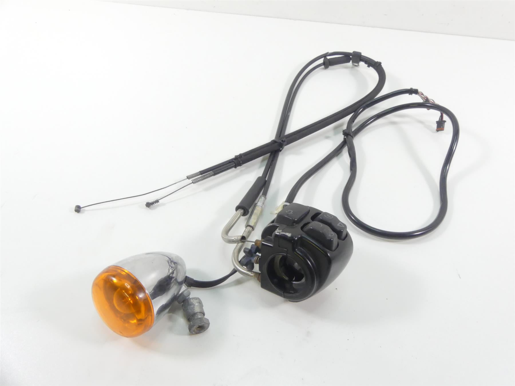 2017 Harley Dyna FXDB Street Bob Right Hand Control Switch & Blinker 71500360