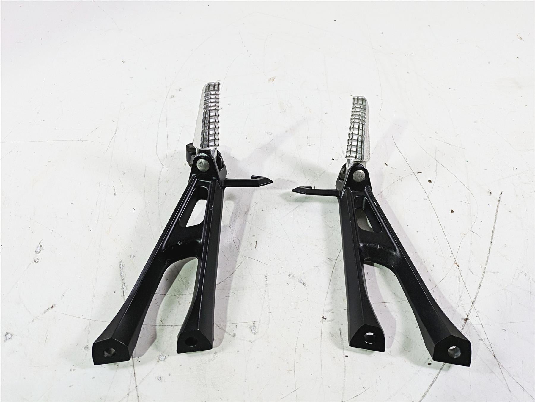 2016 Suzuki GSXR1000 Rear Passenger Foot Peg Set 43600-47H40 43611-37H10 {{ shop.shopifyCountryName }} - Mototech271