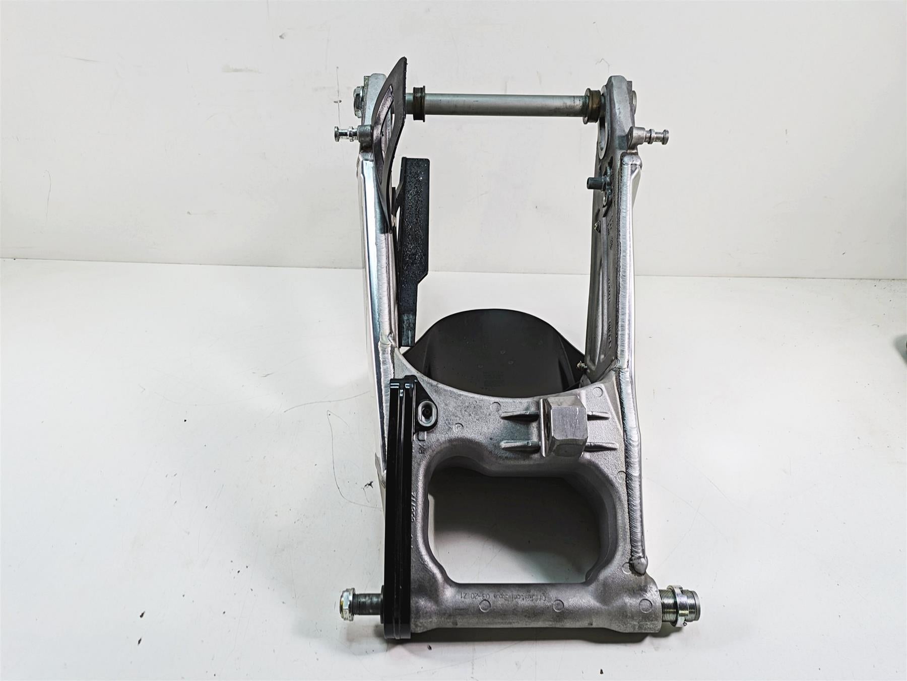 2020 Aprilia Tuono V4 Factory Rear Swingarm & Axle 2B0012893 {{ shop.shopifyCountryName }} - Mototech271