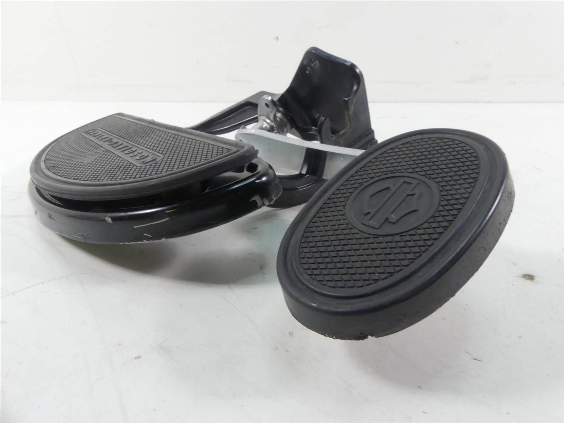 2015 Harley FLS Softail Slim Right Front Floorboard & Brake Pedal 42431-11 {{ shop.shopifyCountryName }} - Mototech271