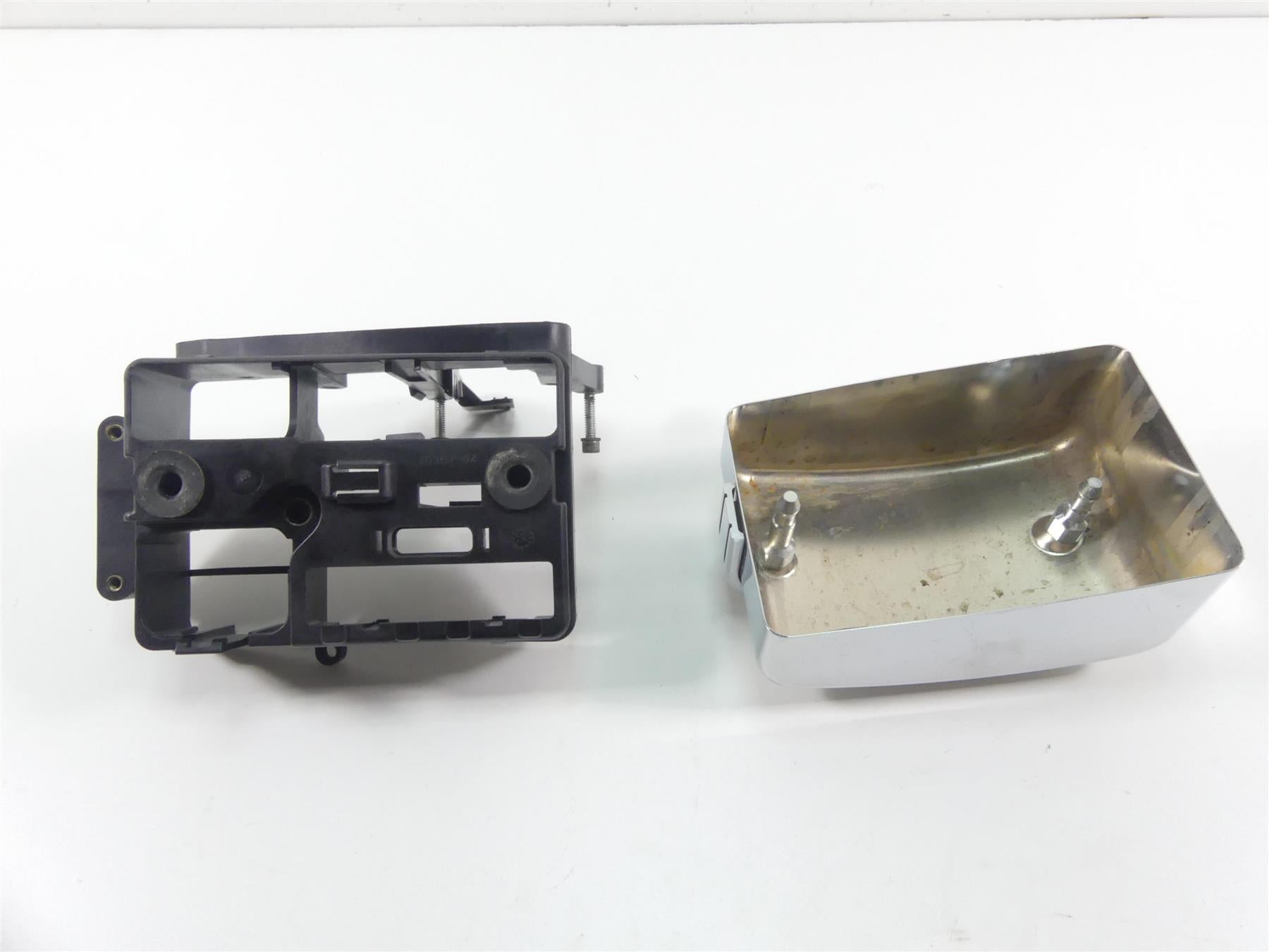 2009 Harley Dyna FXDF SE CVO Fat Bob Electric Tray & Chrome Cover 66437-07 {{ shop.shopifyCountryName }} - Mototech271