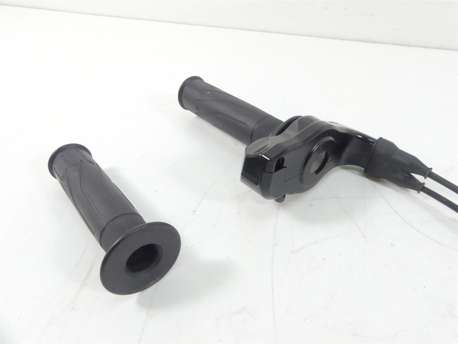 2017 Yamaha XT1200Z Super Tenere Throttle Grip Handle & Cables Set 2BS-26240-00 {{ shop.shopifyCountryName }} - Mototech271