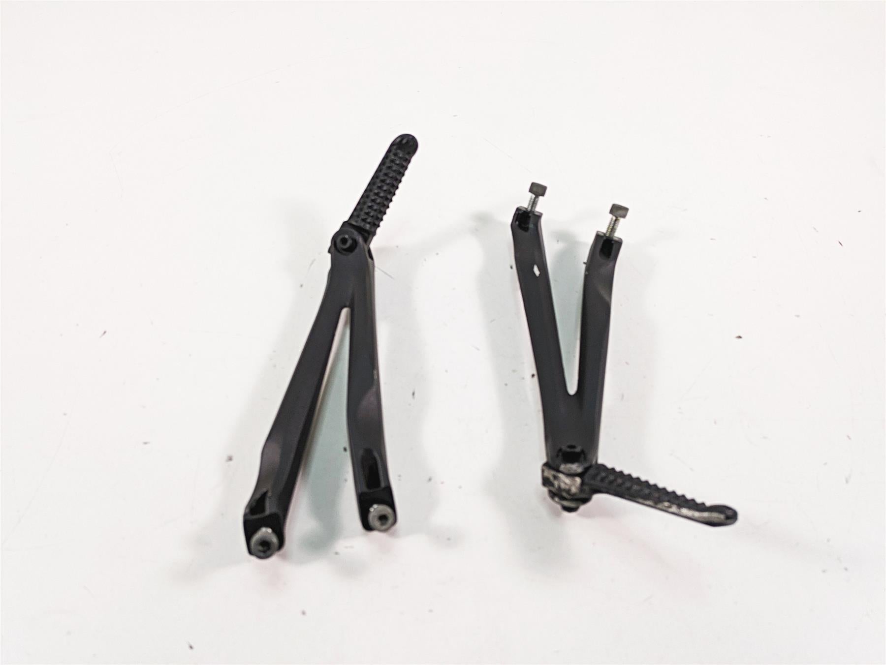 2007 Yamaha R1 YZFR1 Passenger Footpeg Rest Set -Rash 5VY-2741L-00 5VY-2742L-00 {{ shop.shopifyCountryName }} - Mototech271